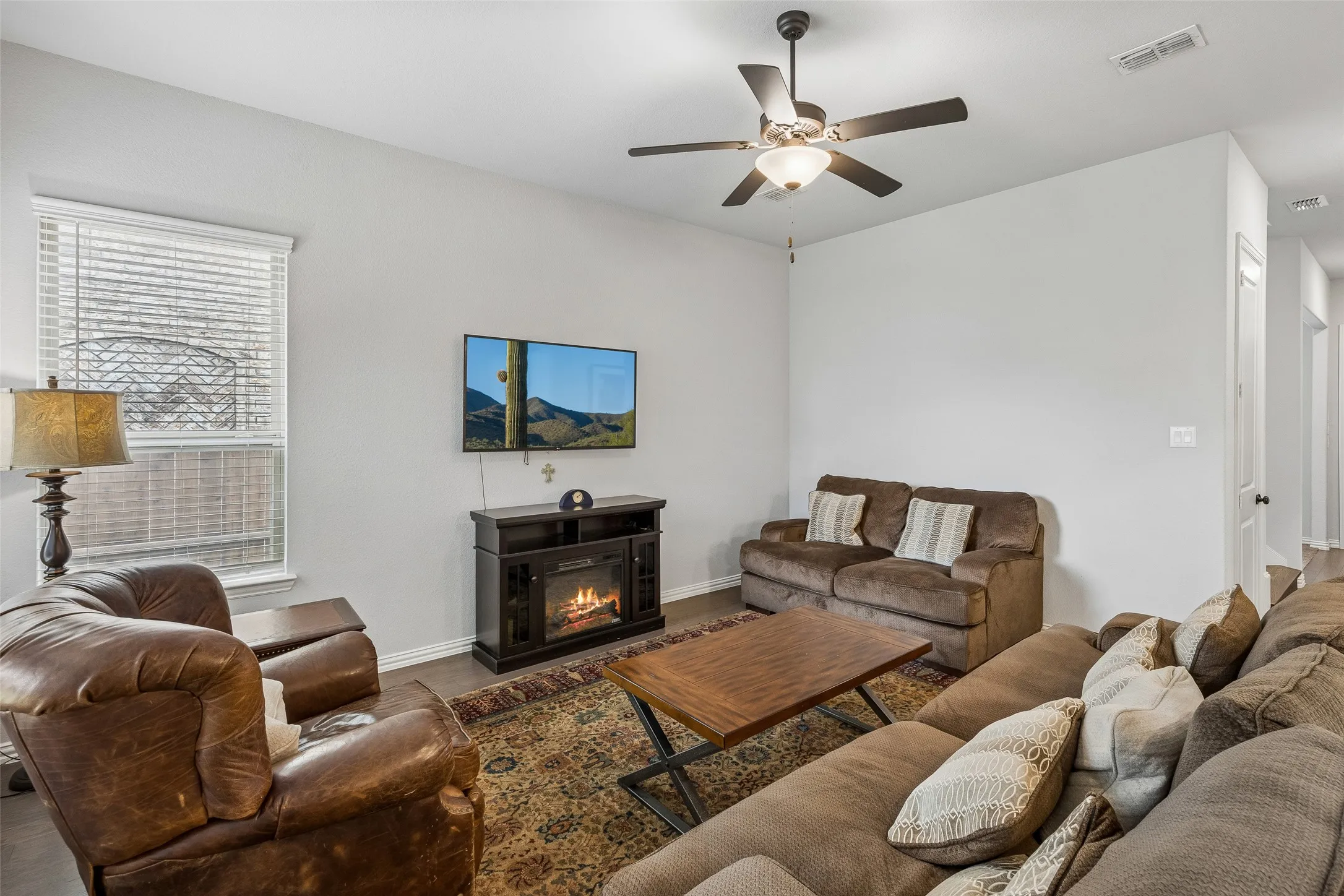 Single Family Residence For Sale in Dallas County , 2533 Westbank Trail, Garland, Texas 75042, 4 Bedroom, 4 Bathroom, 2 Garage spaces, 2,341 Sqft, built in 2019, Preowned, mls#21199294, Real Estate Agent in Garland, Homes For Sale in Dallas county, Homes For Sale in Garland, Realtor in Garland Texas, Real Estate Brokerage Independent Realty Texas, Luminita Cordes Realtor