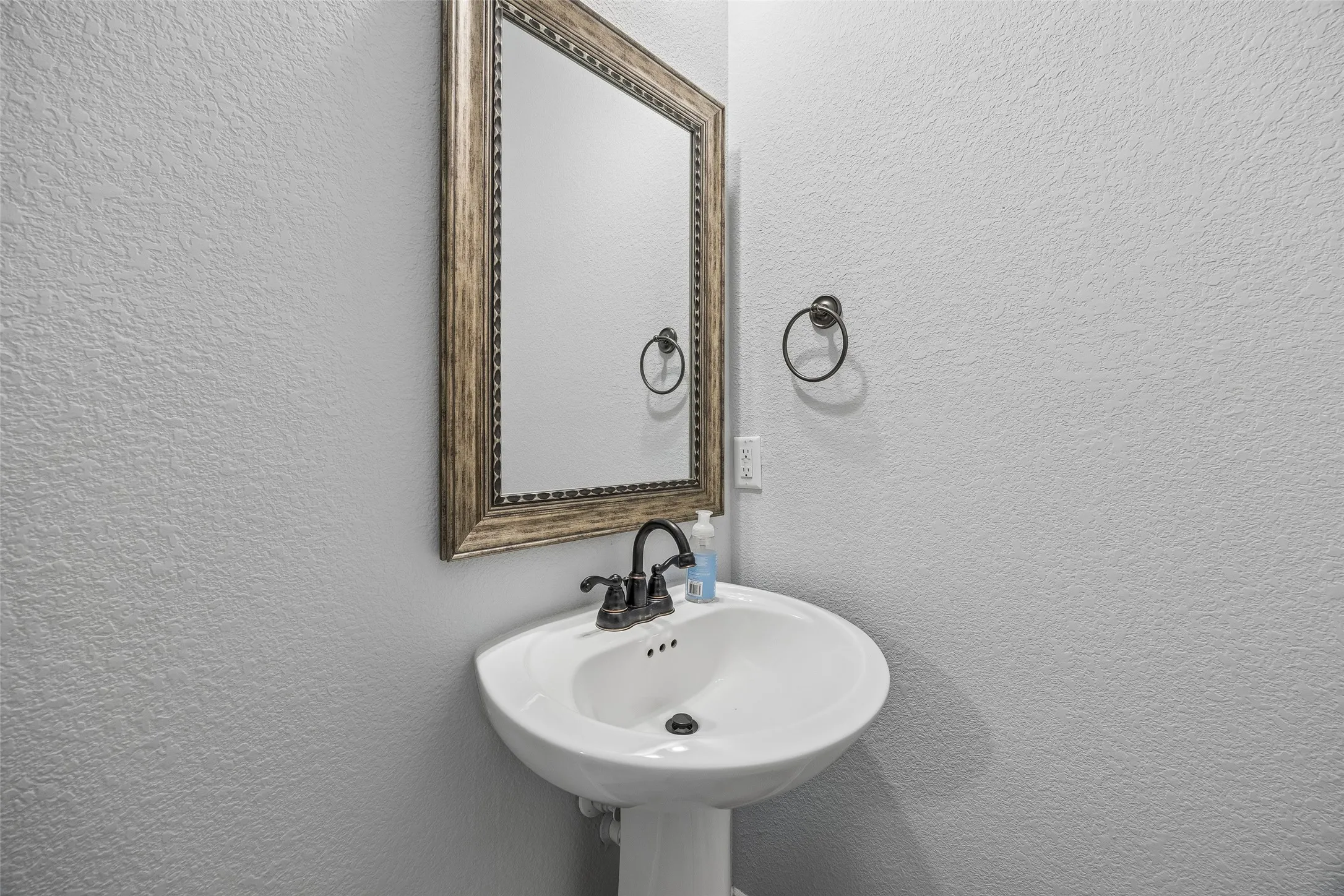 Single Family Residence For Sale in Dallas County , 2533 Westbank Trail, Garland, Texas 75042, 4 Bedroom, 4 Bathroom, 2 Garage spaces, 2,341 Sqft, built in 2019, Preowned, mls#21199294, Real Estate Agent in Garland, Homes For Sale in Dallas county, Homes For Sale in Garland, Realtor in Garland Texas, Real Estate Brokerage Independent Realty Texas, Luminita Cordes Realtor