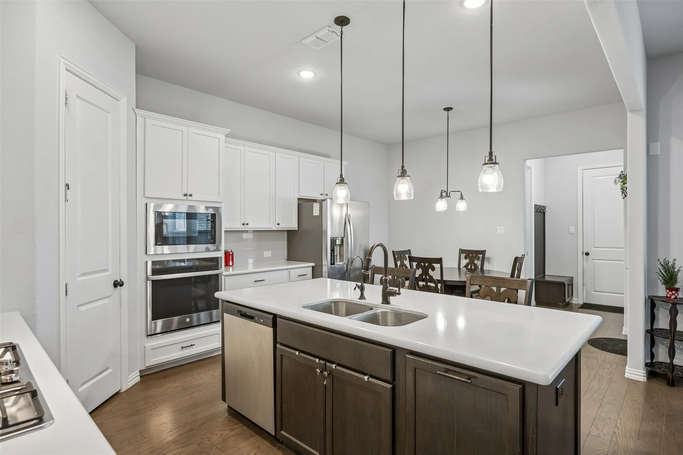 Single Family Residence For Sale in Dallas County , 2533 Westbank Trail, Garland, Texas 75042, 4 Bedroom, 4 Bathroom, 2 Garage spaces, 2,341 Sqft, built in 2019, Preowned, mls#21199294, Real Estate Agent in Garland, Homes For Sale in Dallas county, Homes For Sale in Garland, Realtor in Garland Texas, Real Estate Brokerage Independent Realty Texas, Luminita Cordes Realtor