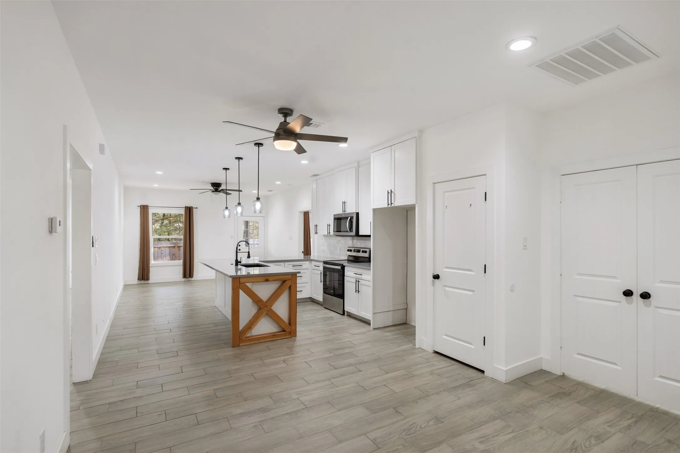 Single Family Residence For Sale in Henderson County , 145 Barcelona Street, Payne Springs, Texas 75156, 3 Bedroom, 2 Bathroom, 2 Garage spaces, 1,644 Sqft, built in 2023, Preowned, mls#21203243, Real Estate Agent in Payne Springs, Homes For Sale in Henderson county, Homes For Sale in Payne Springs, Realtor in Payne Springs Texas, Real Estate Brokerage Independent Realty Texas, Luminita Cordes Realtor