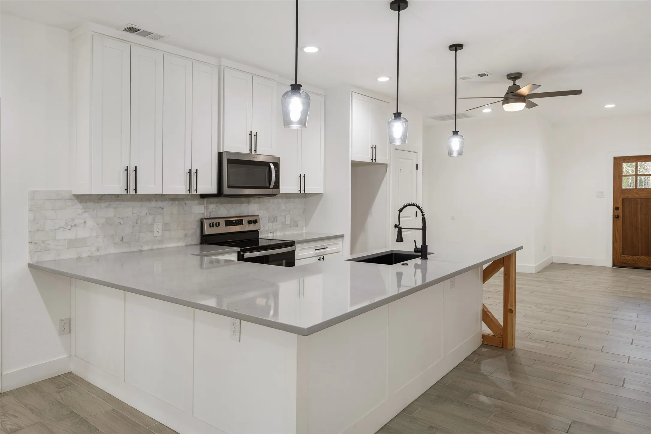 Single Family Residence For Sale in Henderson County , 145 Barcelona Street, Payne Springs, Texas 75156, 3 Bedroom, 2 Bathroom, 2 Garage spaces, 1,644 Sqft, built in 2023, Preowned, mls#21203243, Real Estate Agent in Payne Springs, Homes For Sale in Henderson county, Homes For Sale in Payne Springs, Realtor in Payne Springs Texas, Real Estate Brokerage Independent Realty Texas, Luminita Cordes Realtor