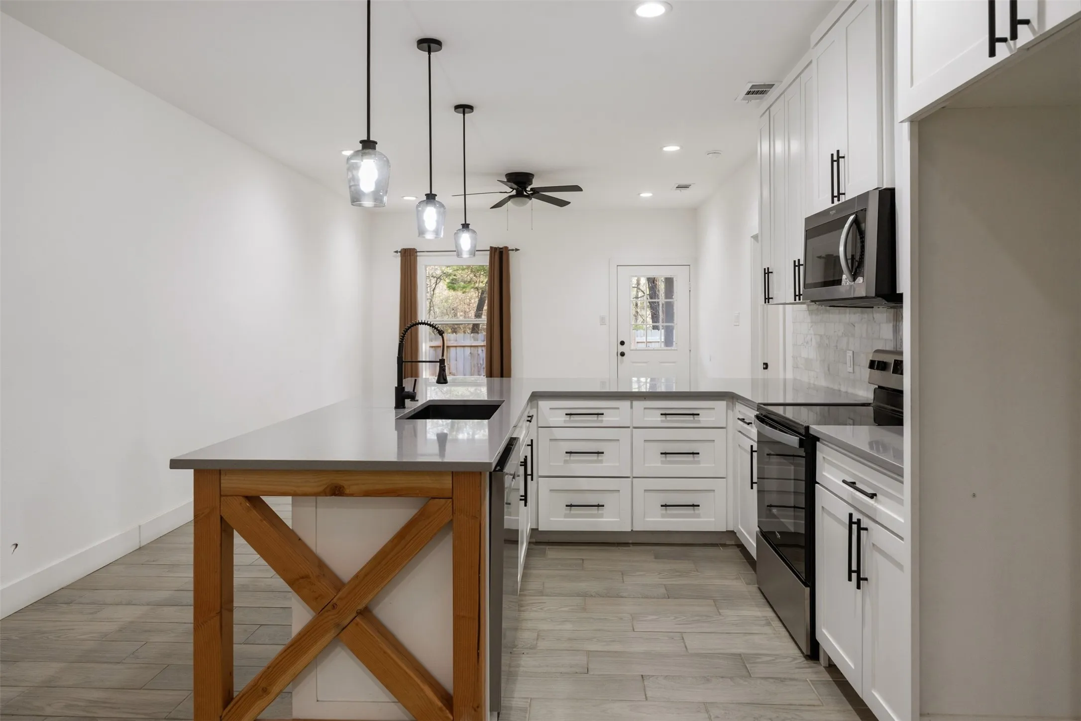 Single Family Residence For Sale in Henderson County , 145 Barcelona Street, Payne Springs, Texas 75156, 3 Bedroom, 2 Bathroom, 2 Garage spaces, 1,644 Sqft, built in 2023, Preowned, mls#21203243, Real Estate Agent in Payne Springs, Homes For Sale in Henderson county, Homes For Sale in Payne Springs, Realtor in Payne Springs Texas, Real Estate Brokerage Independent Realty Texas, Luminita Cordes Realtor