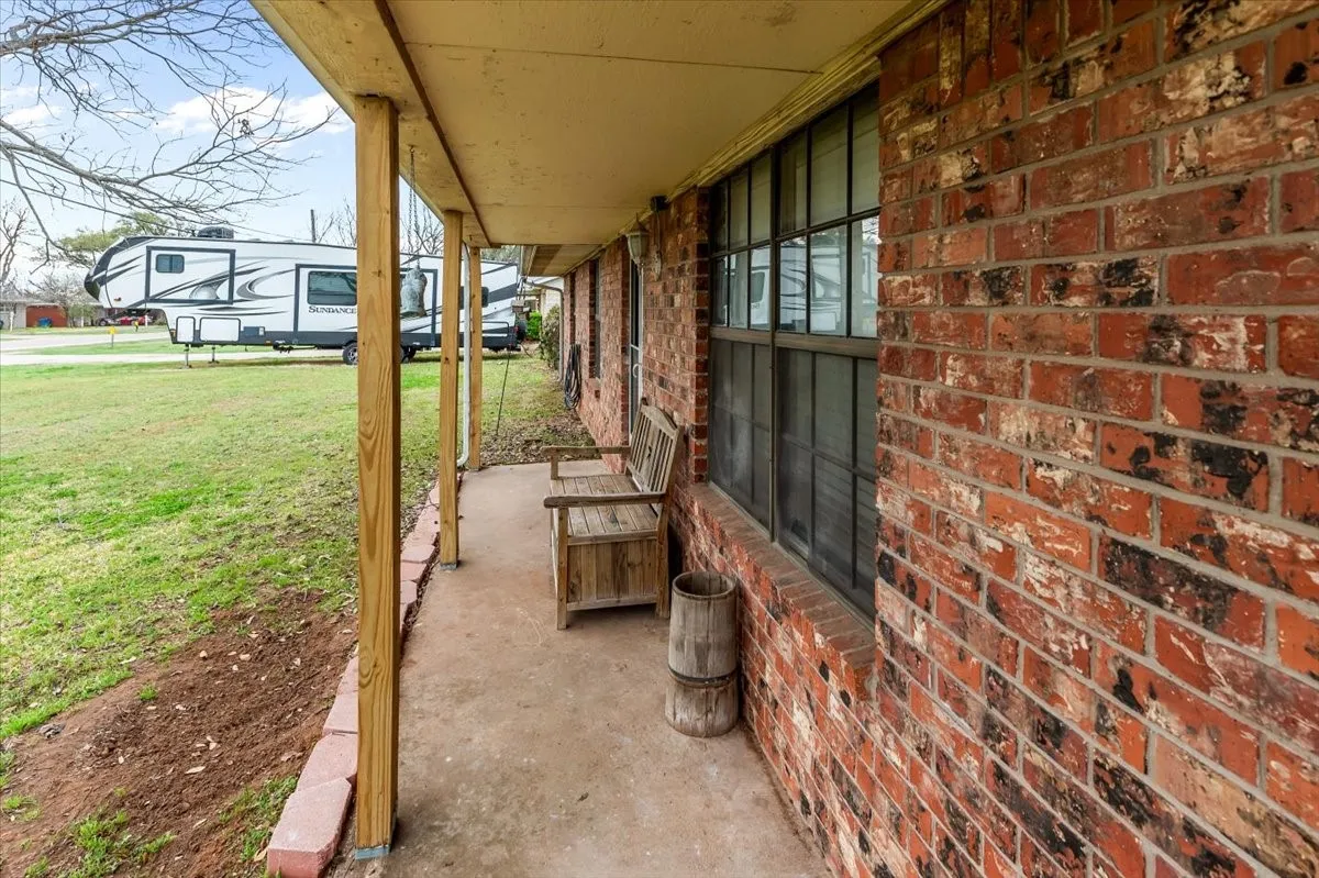 Single Family Residence For Sale in Hill County , 600 S Colorado Street, Whitney, Texas 76692, 3 Bedroom, 2 Bathroom, Garage spaces, 1,638 Sqft, built in 1980, mls#21204789, Real Estate Agent in Whitney, Homes For Sale in Hill county, Homes For Sale in Whitney, Realtor in Whitney Texas, Real Estate Brokerage Independent Realty Texas, Luminita Cordes Realtor