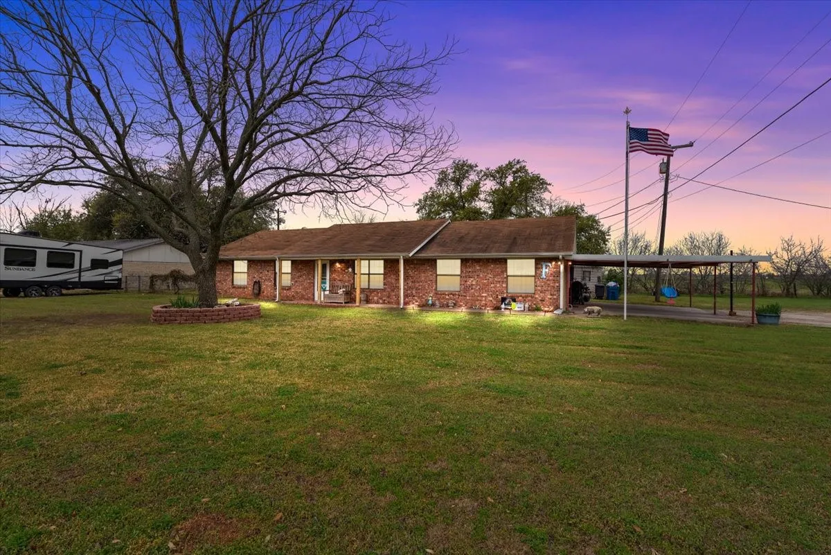 Single Family Residence For Sale in Hill County , 600 S Colorado Street, Whitney, Texas 76692, 3 Bedroom, 2 Bathroom, Garage spaces, 1,638 Sqft, built in 1980, mls#21204789, Real Estate Agent in Whitney, Homes For Sale in Hill county, Homes For Sale in Whitney, Realtor in Whitney Texas, Real Estate Brokerage Independent Realty Texas, Luminita Cordes Realtor