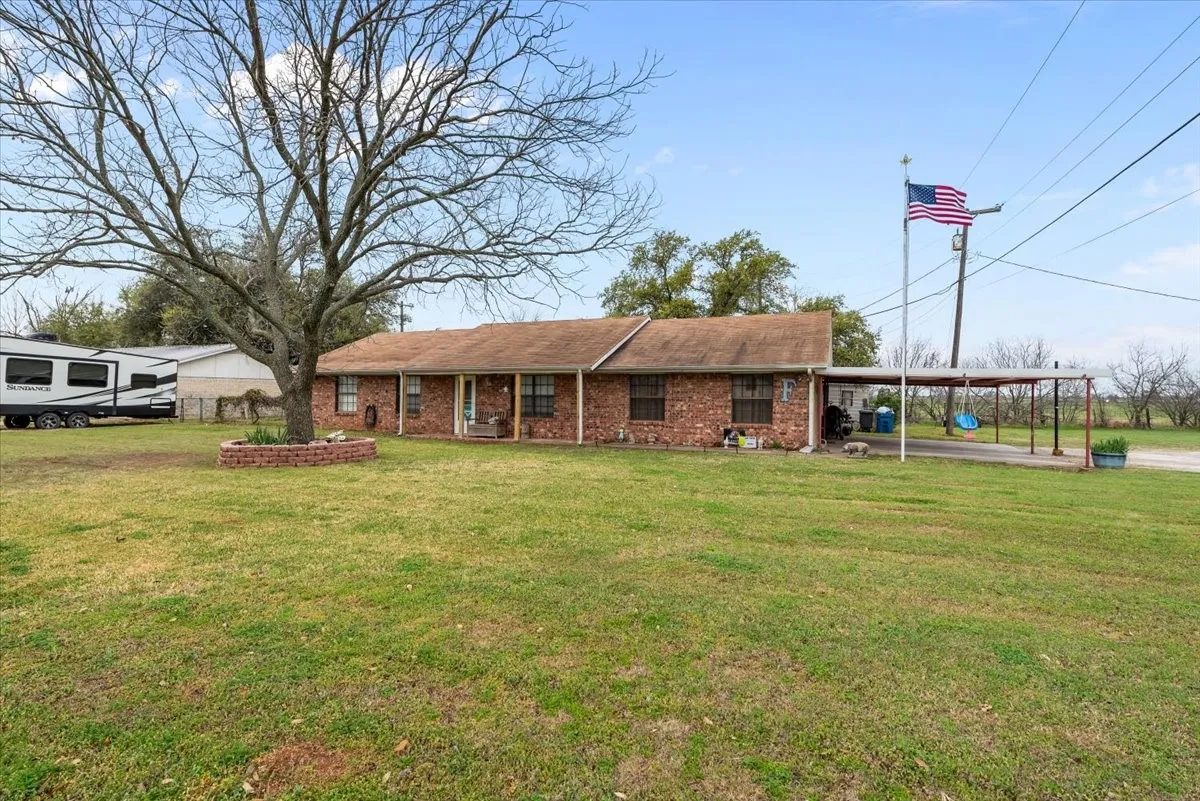 Single Family Residence For Sale in Hill County , 600 S Colorado Street, Whitney, Texas 76692, 3 Bedroom, 2 Bathroom, Garage spaces, 1,638 Sqft, built in 1980, mls#21204789, Real Estate Agent in Whitney, Homes For Sale in Hill county, Homes For Sale in Whitney, Realtor in Whitney Texas, Real Estate Brokerage Independent Realty Texas, Luminita Cordes Realtor