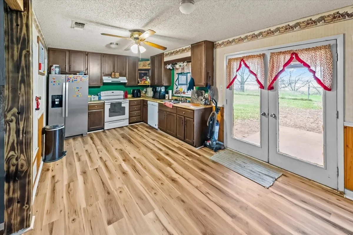 Single Family Residence For Sale in Hill County , 600 S Colorado Street, Whitney, Texas 76692, 3 Bedroom, 2 Bathroom, Garage spaces, 1,638 Sqft, built in 1980, mls#21204789, Real Estate Agent in Whitney, Homes For Sale in Hill county, Homes For Sale in Whitney, Realtor in Whitney Texas, Real Estate Brokerage Independent Realty Texas, Luminita Cordes Realtor