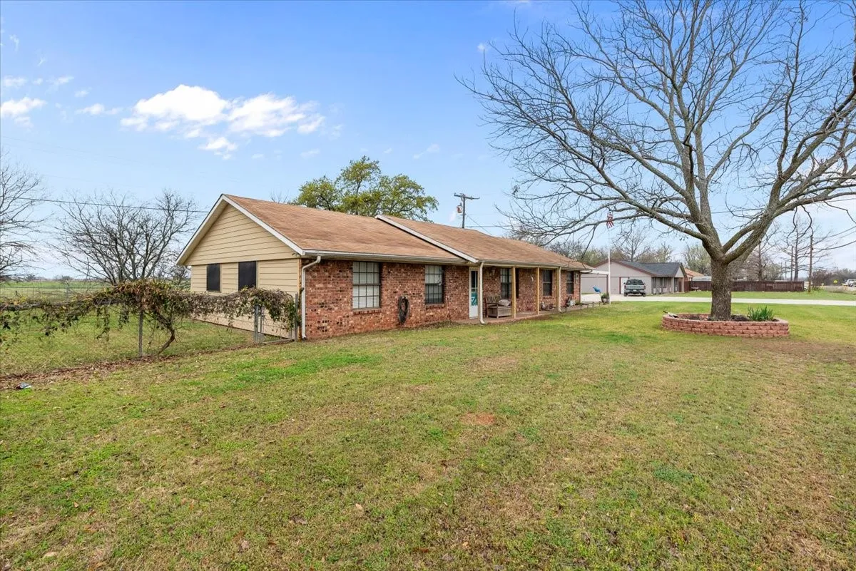 Single Family Residence For Sale in Hill County , 600 S Colorado Street, Whitney, Texas 76692, 3 Bedroom, 2 Bathroom, Garage spaces, 1,638 Sqft, built in 1980, mls#21204789, Real Estate Agent in Whitney, Homes For Sale in Hill county, Homes For Sale in Whitney, Realtor in Whitney Texas, Real Estate Brokerage Independent Realty Texas, Luminita Cordes Realtor