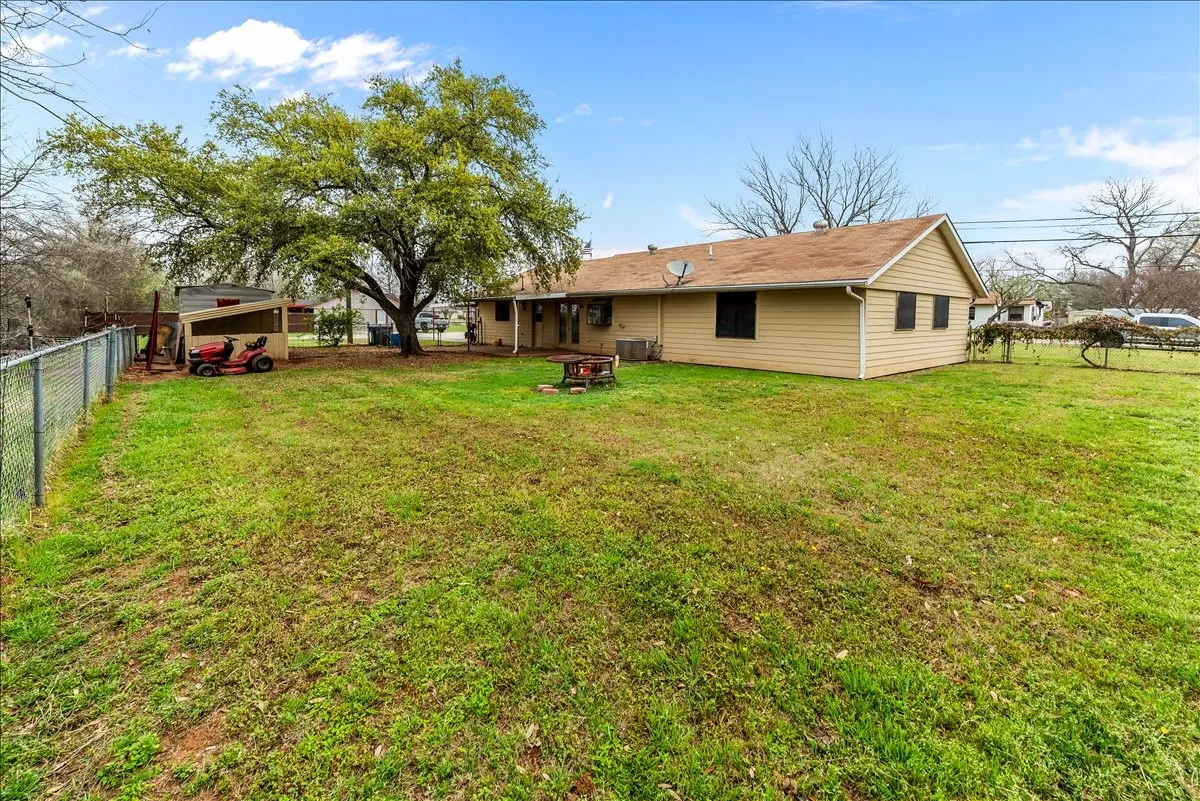 Single Family Residence For Sale in Hill County , 600 S Colorado Street, Whitney, Texas 76692, 3 Bedroom, 2 Bathroom, Garage spaces, 1,638 Sqft, built in 1980, mls#21204789, Real Estate Agent in Whitney, Homes For Sale in Hill county, Homes For Sale in Whitney, Realtor in Whitney Texas, Real Estate Brokerage Independent Realty Texas, Luminita Cordes Realtor