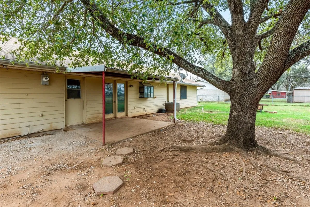 Single Family Residence For Sale in Hill County , 600 S Colorado Street, Whitney, Texas 76692, 3 Bedroom, 2 Bathroom, Garage spaces, 1,638 Sqft, built in 1980, mls#21204789, Real Estate Agent in Whitney, Homes For Sale in Hill county, Homes For Sale in Whitney, Realtor in Whitney Texas, Real Estate Brokerage Independent Realty Texas, Luminita Cordes Realtor