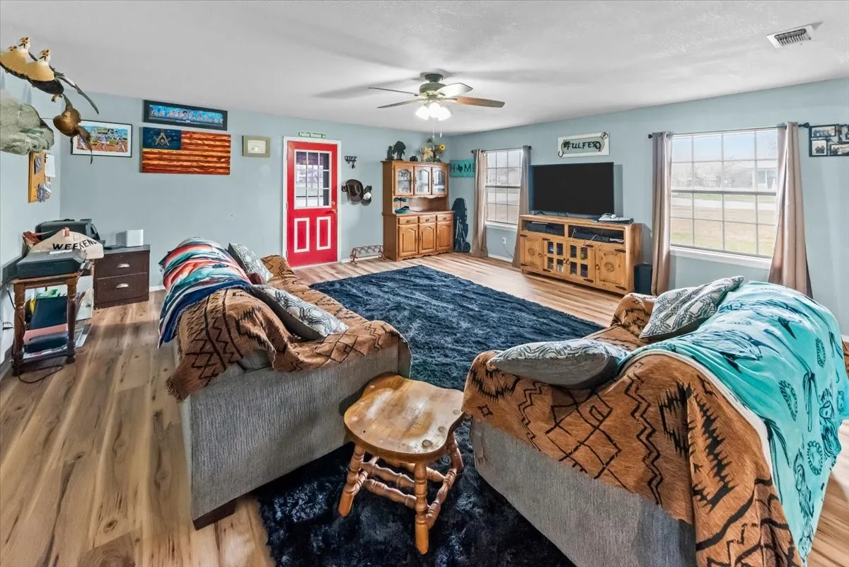 Single Family Residence For Sale in Hill County , 600 S Colorado Street, Whitney, Texas 76692, 3 Bedroom, 2 Bathroom, Garage spaces, 1,638 Sqft, built in 1980, mls#21204789, Real Estate Agent in Whitney, Homes For Sale in Hill county, Homes For Sale in Whitney, Realtor in Whitney Texas, Real Estate Brokerage Independent Realty Texas, Luminita Cordes Realtor