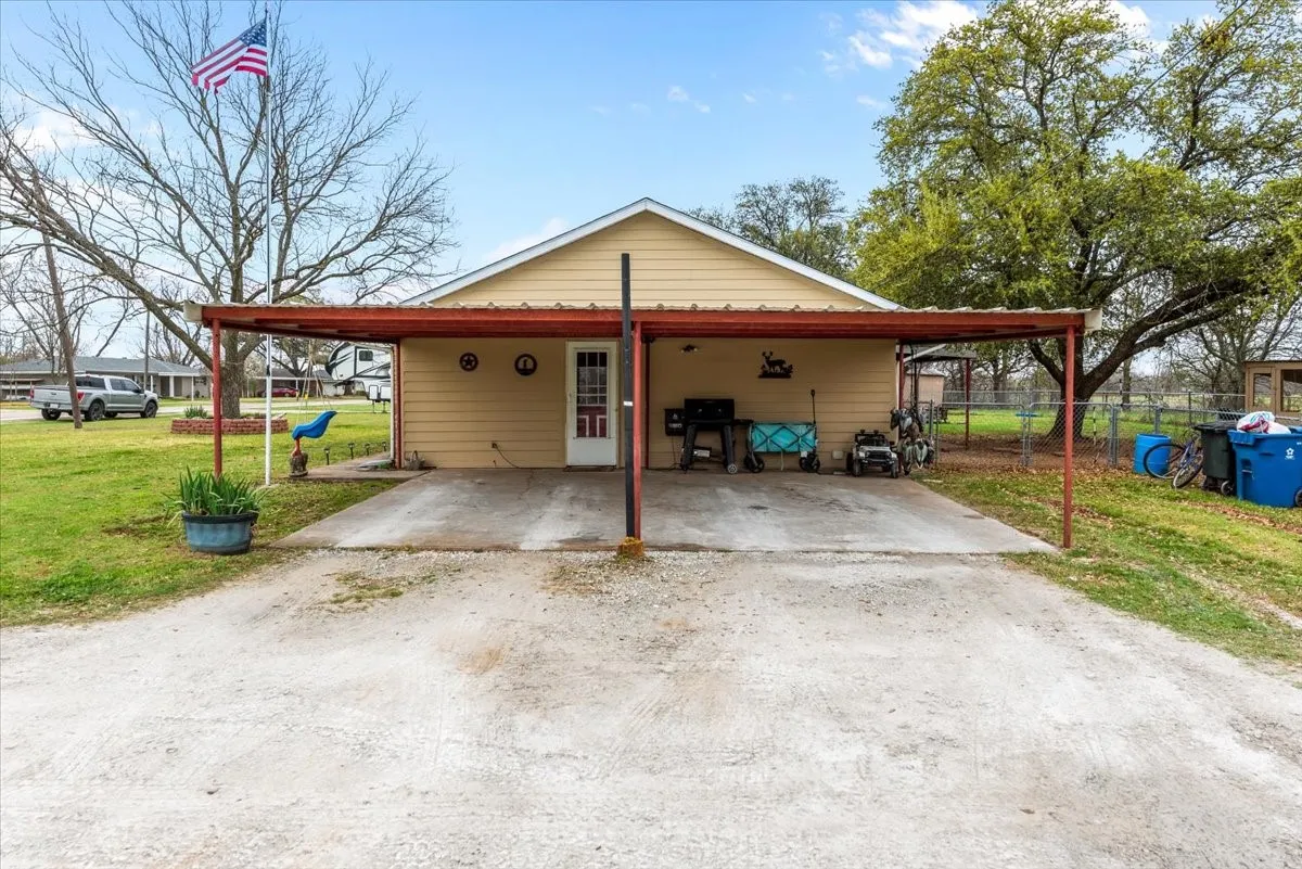 Single Family Residence For Sale in Hill County , 600 S Colorado Street, Whitney, Texas 76692, 3 Bedroom, 2 Bathroom, Garage spaces, 1,638 Sqft, built in 1980, mls#21204789, Real Estate Agent in Whitney, Homes For Sale in Hill county, Homes For Sale in Whitney, Realtor in Whitney Texas, Real Estate Brokerage Independent Realty Texas, Luminita Cordes Realtor