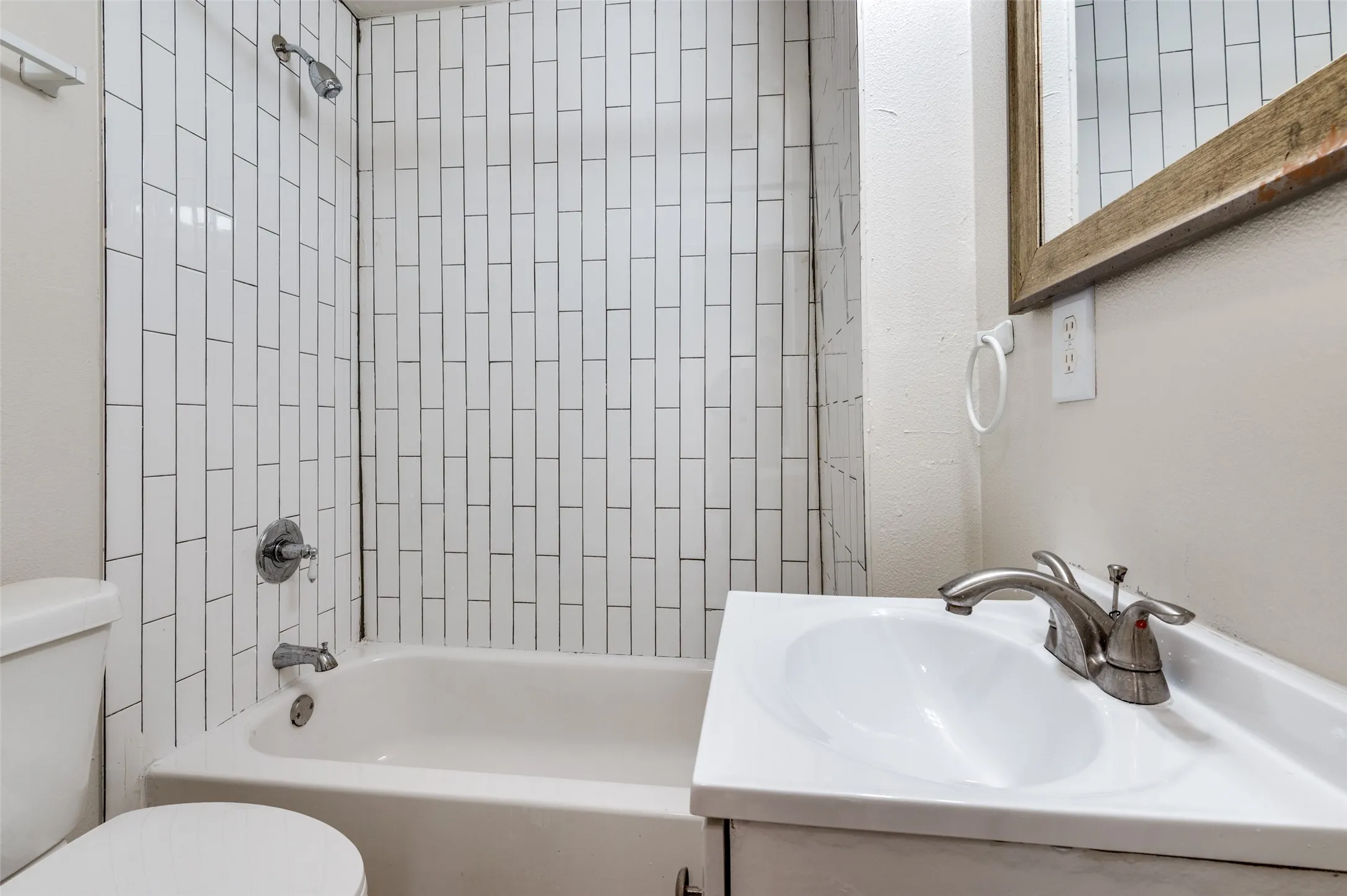 Single Family Residence For Sale in Dallas County , 2415 Bethurum Avenue, Dallas, Texas 75215, 3 Bedroom, 2 Bathroom, Garage spaces, 1,000 Sqft, built in 1921, Preowned, mls#21197717, Real Estate Agent in Dallas, Homes For Sale in Dallas county, Homes For Sale in Dallas, Realtor in Dallas Texas, Real Estate Brokerage Independent Realty Texas, Luminita Cordes Realtor