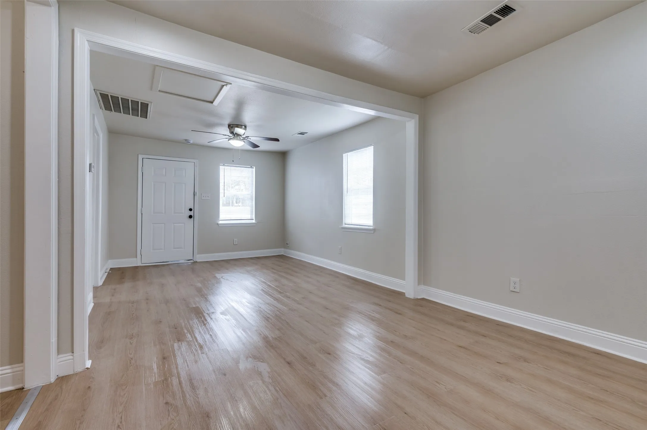 Single Family Residence For Sale in Dallas County , 2415 Bethurum Avenue, Dallas, Texas 75215, 3 Bedroom, 2 Bathroom, Garage spaces, 1,000 Sqft, built in 1921, Preowned, mls#21197717, Real Estate Agent in Dallas, Homes For Sale in Dallas county, Homes For Sale in Dallas, Realtor in Dallas Texas, Real Estate Brokerage Independent Realty Texas, Luminita Cordes Realtor