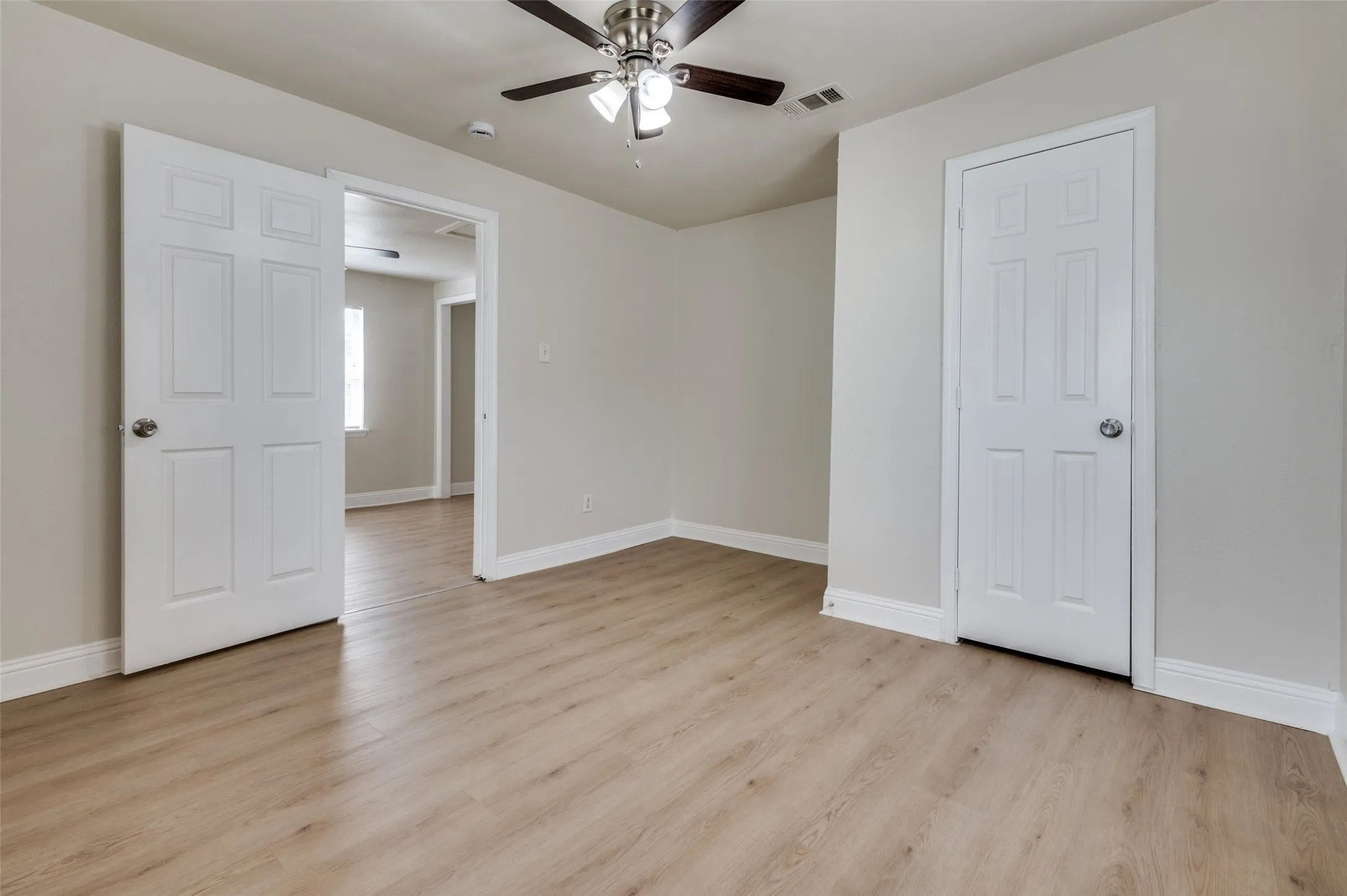 Single Family Residence For Sale in Dallas County , 2415 Bethurum Avenue, Dallas, Texas 75215, 3 Bedroom, 2 Bathroom, Garage spaces, 1,000 Sqft, built in 1921, Preowned, mls#21197717, Real Estate Agent in Dallas, Homes For Sale in Dallas county, Homes For Sale in Dallas, Realtor in Dallas Texas, Real Estate Brokerage Independent Realty Texas, Luminita Cordes Realtor
