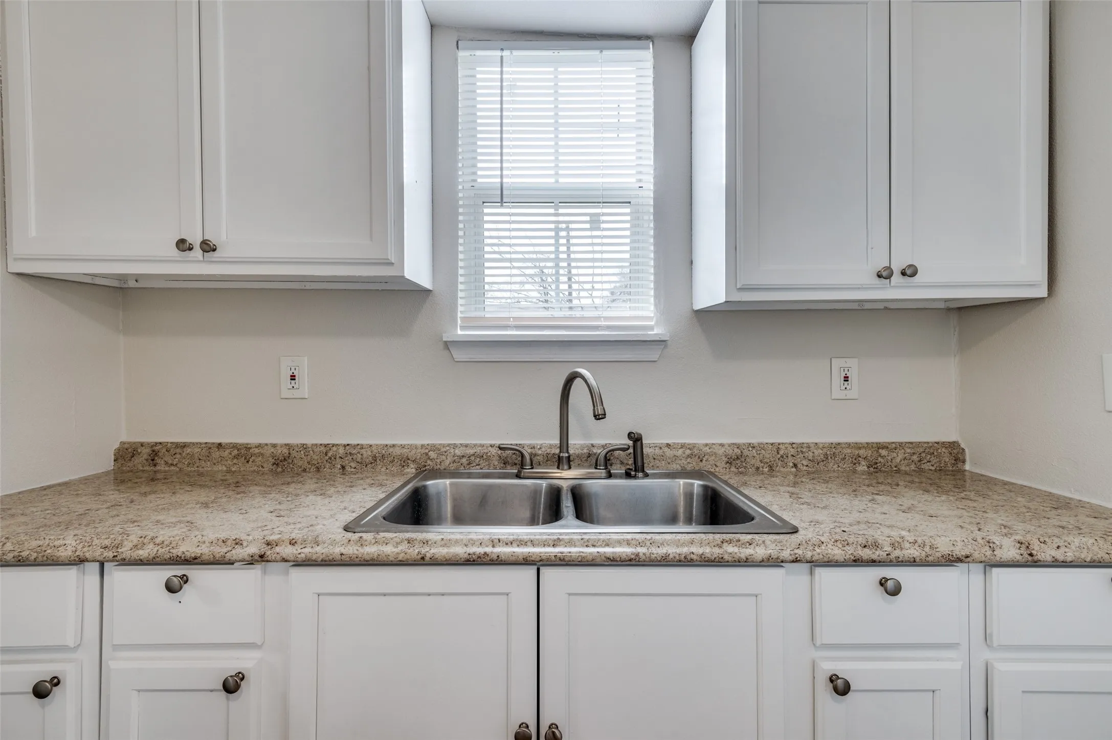 Single Family Residence For Sale in Dallas County , 2415 Bethurum Avenue, Dallas, Texas 75215, 3 Bedroom, 2 Bathroom, Garage spaces, 1,000 Sqft, built in 1921, Preowned, mls#21197717, Real Estate Agent in Dallas, Homes For Sale in Dallas county, Homes For Sale in Dallas, Realtor in Dallas Texas, Real Estate Brokerage Independent Realty Texas, Luminita Cordes Realtor