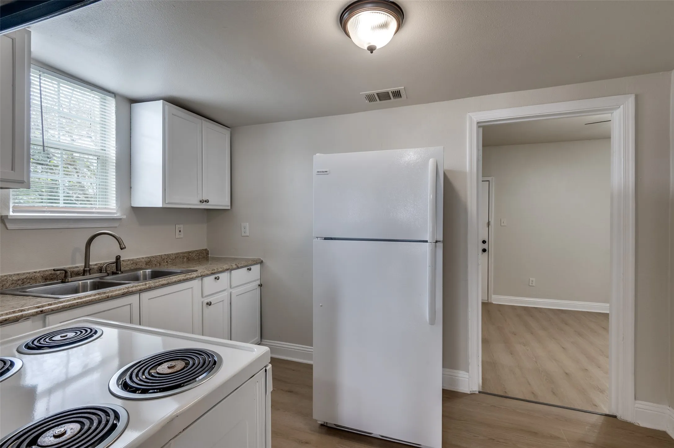 Single Family Residence For Sale in Dallas County , 2415 Bethurum Avenue, Dallas, Texas 75215, 3 Bedroom, 2 Bathroom, Garage spaces, 1,000 Sqft, built in 1921, Preowned, mls#21197717, Real Estate Agent in Dallas, Homes For Sale in Dallas county, Homes For Sale in Dallas, Realtor in Dallas Texas, Real Estate Brokerage Independent Realty Texas, Luminita Cordes Realtor
