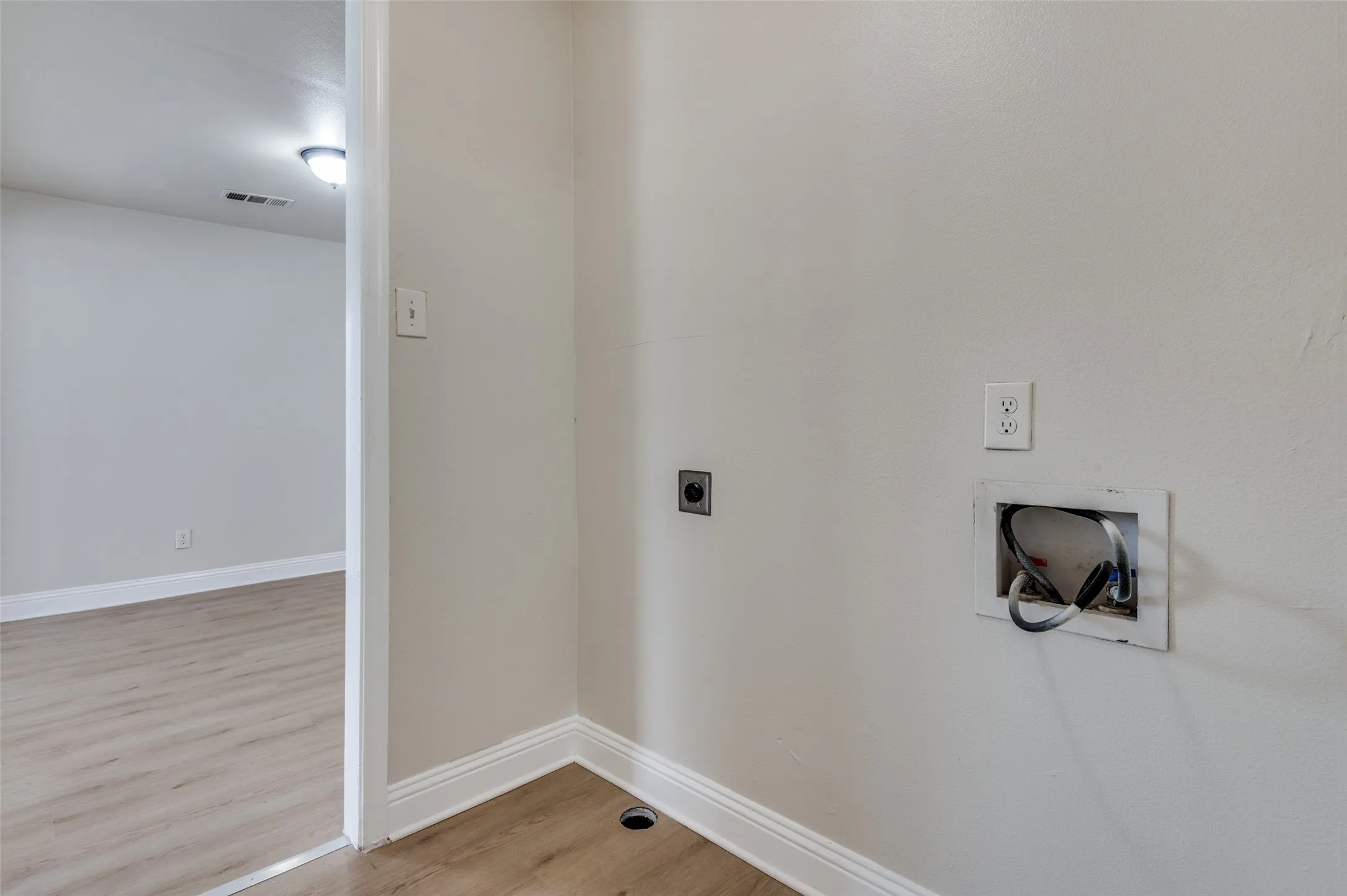 Single Family Residence For Sale in Dallas County , 2415 Bethurum Avenue, Dallas, Texas 75215, 3 Bedroom, 2 Bathroom, Garage spaces, 1,000 Sqft, built in 1921, Preowned, mls#21197717, Real Estate Agent in Dallas, Homes For Sale in Dallas county, Homes For Sale in Dallas, Realtor in Dallas Texas, Real Estate Brokerage Independent Realty Texas, Luminita Cordes Realtor