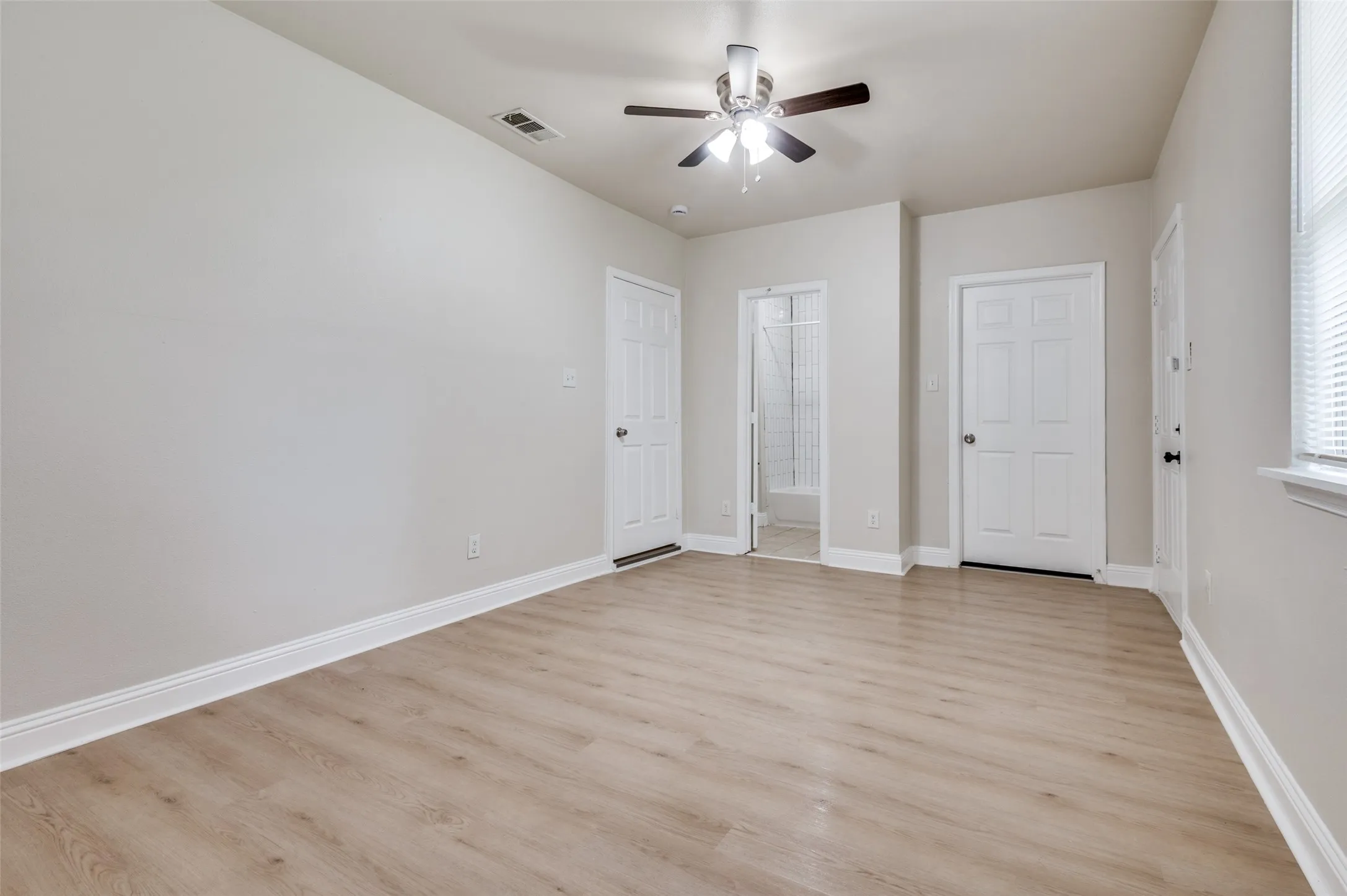 Single Family Residence For Sale in Dallas County , 2415 Bethurum Avenue, Dallas, Texas 75215, 3 Bedroom, 2 Bathroom, Garage spaces, 1,000 Sqft, built in 1921, Preowned, mls#21197717, Real Estate Agent in Dallas, Homes For Sale in Dallas county, Homes For Sale in Dallas, Realtor in Dallas Texas, Real Estate Brokerage Independent Realty Texas, Luminita Cordes Realtor