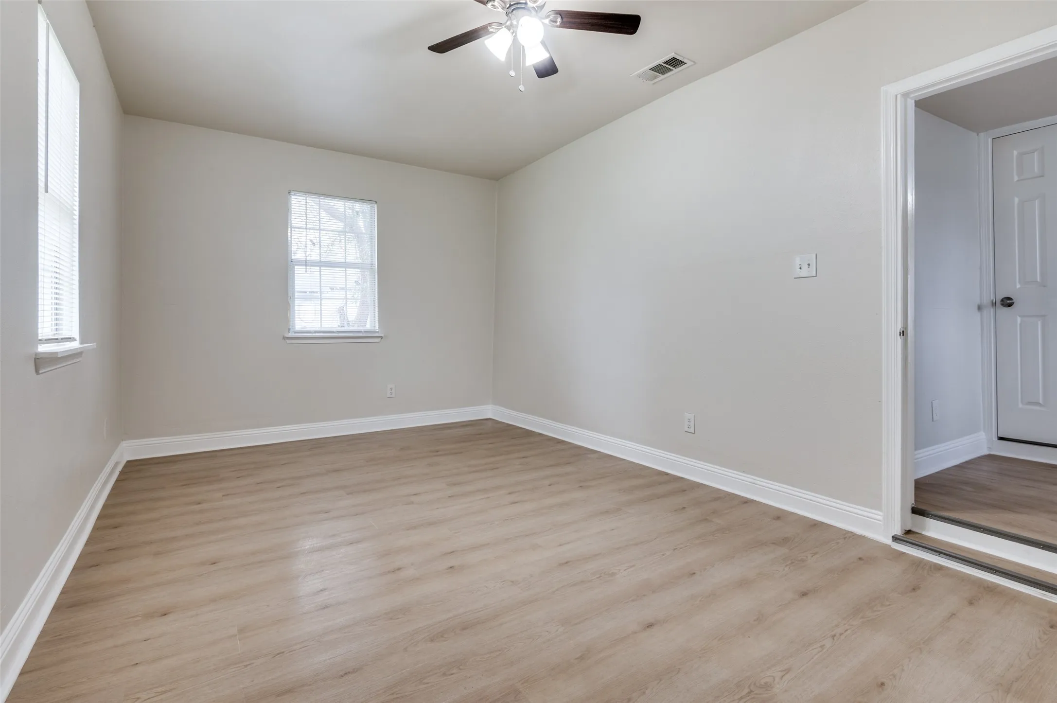 Single Family Residence For Sale in Dallas County , 2415 Bethurum Avenue, Dallas, Texas 75215, 3 Bedroom, 2 Bathroom, Garage spaces, 1,000 Sqft, built in 1921, Preowned, mls#21197717, Real Estate Agent in Dallas, Homes For Sale in Dallas county, Homes For Sale in Dallas, Realtor in Dallas Texas, Real Estate Brokerage Independent Realty Texas, Luminita Cordes Realtor