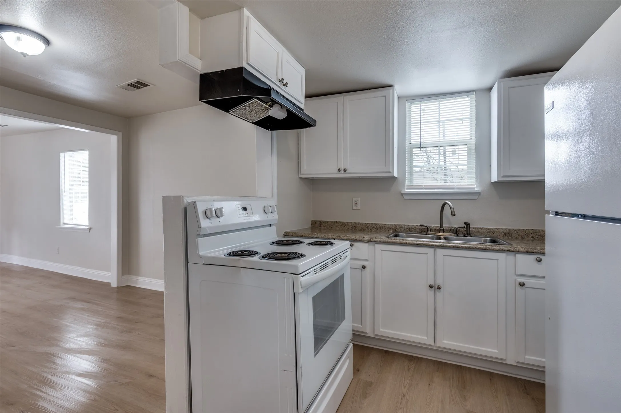 Single Family Residence For Sale in Dallas County , 2415 Bethurum Avenue, Dallas, Texas 75215, 3 Bedroom, 2 Bathroom, Garage spaces, 1,000 Sqft, built in 1921, Preowned, mls#21197717, Real Estate Agent in Dallas, Homes For Sale in Dallas county, Homes For Sale in Dallas, Realtor in Dallas Texas, Real Estate Brokerage Independent Realty Texas, Luminita Cordes Realtor