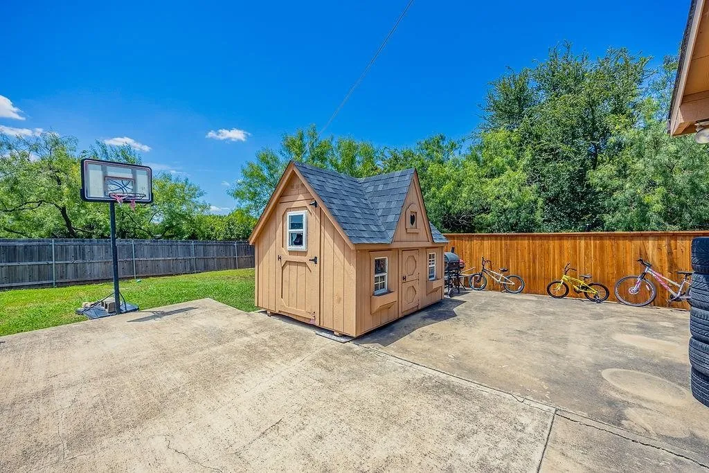 Single Family Residence For Sale in Dallas County , 1011 Parview Circle, Grand Prairie, Texas 75104, 6 Bedroom, 4 Bathroom, 5 Garage spaces, 5,627 Sqft, built in 2007, Preowned, mls#21203156, Real Estate Agent in Grand Prairie, Homes For Sale in Dallas county, Homes For Sale in Grand Prairie, Realtor in Grand Prairie Texas, Real Estate Brokerage Independent Realty Texas, Luminita Cordes Realtor