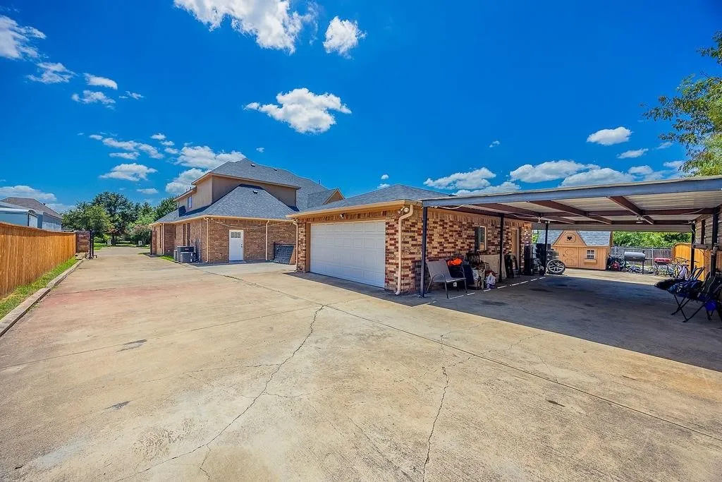 Single Family Residence For Sale in Dallas County , 1011 Parview Circle, Grand Prairie, Texas 75104, 6 Bedroom, 4 Bathroom, 5 Garage spaces, 5,627 Sqft, built in 2007, Preowned, mls#21203156, Real Estate Agent in Grand Prairie, Homes For Sale in Dallas county, Homes For Sale in Grand Prairie, Realtor in Grand Prairie Texas, Real Estate Brokerage Independent Realty Texas, Luminita Cordes Realtor