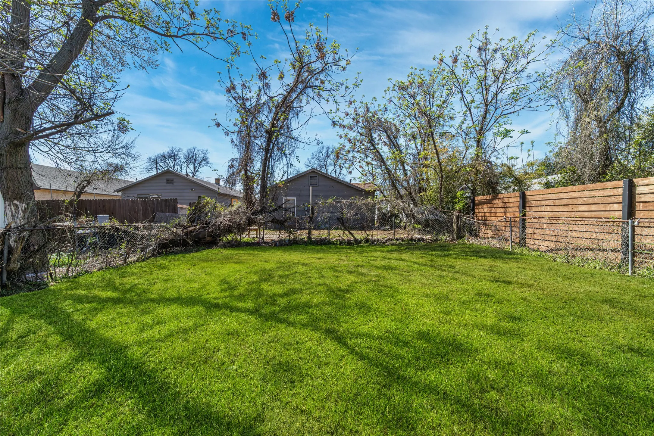 Single Family Residence For Sale in Dallas County , 3817 Latimer Street, Dallas, Texas 75215, 2 Bedroom, 1 Bathroom, Garage spaces, 800 Sqft, built in 1926, Preowned, mls#21199738, Real Estate Agent in Dallas, Homes For Sale in Dallas county, Homes For Sale in Dallas, Realtor in Dallas Texas, Real Estate Brokerage Independent Realty Texas, Luminita Cordes Realtor