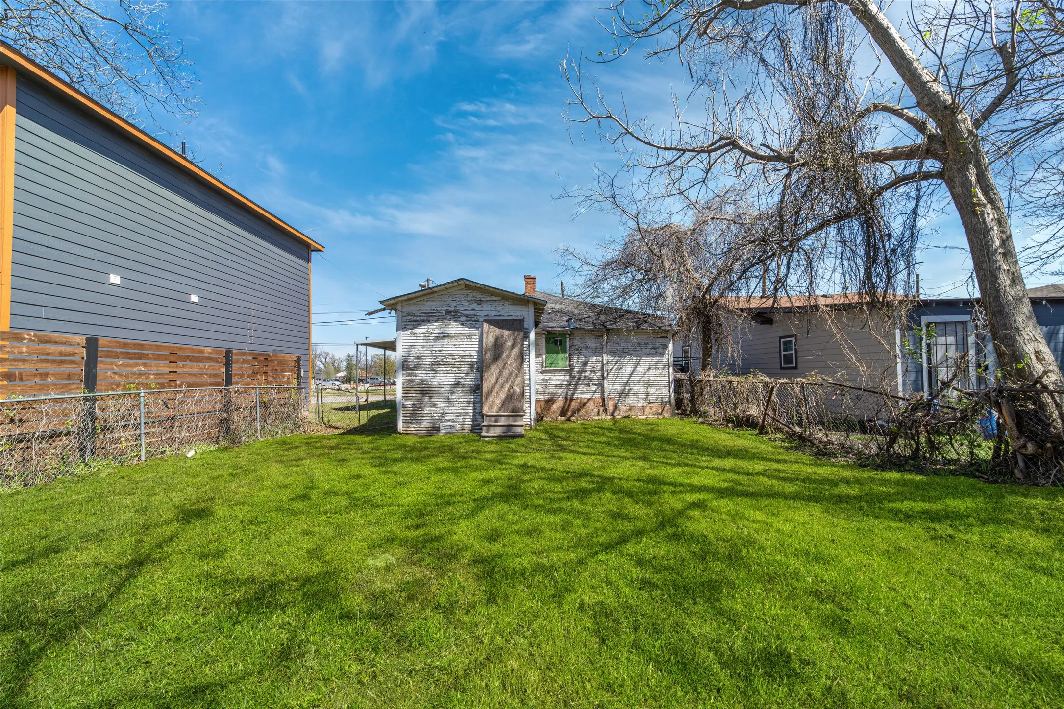 Single Family Residence For Sale in Dallas County , 3817 Latimer Street, Dallas, Texas 75215, 2 Bedroom, 1 Bathroom, Garage spaces, 800 Sqft, built in 1926, Preowned, mls#21199738, Real Estate Agent in Dallas, Homes For Sale in Dallas county, Homes For Sale in Dallas, Realtor in Dallas Texas, Real Estate Brokerage Independent Realty Texas, Luminita Cordes Realtor