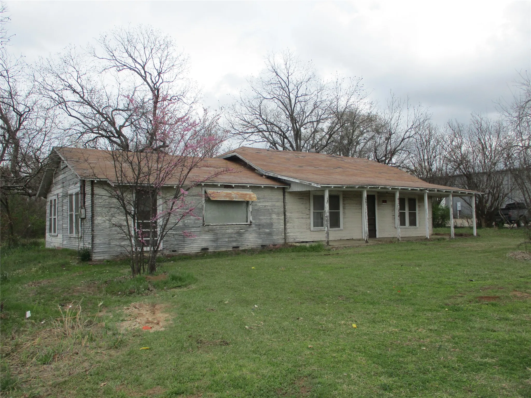 Single Family Residence For Sale in Rains County , 522 E QUITMAN Street, Emory, Texas 75440, 3 Bedroom, 1 Bathroom, Garage spaces, 1,456 Sqft, built in 1949, Preowned, mls#21204993, Real Estate Agent in Emory, Homes For Sale in Rains county, Homes For Sale in Emory, Realtor in Emory Texas, Real Estate Brokerage Independent Realty Texas, Luminita Cordes Realtor