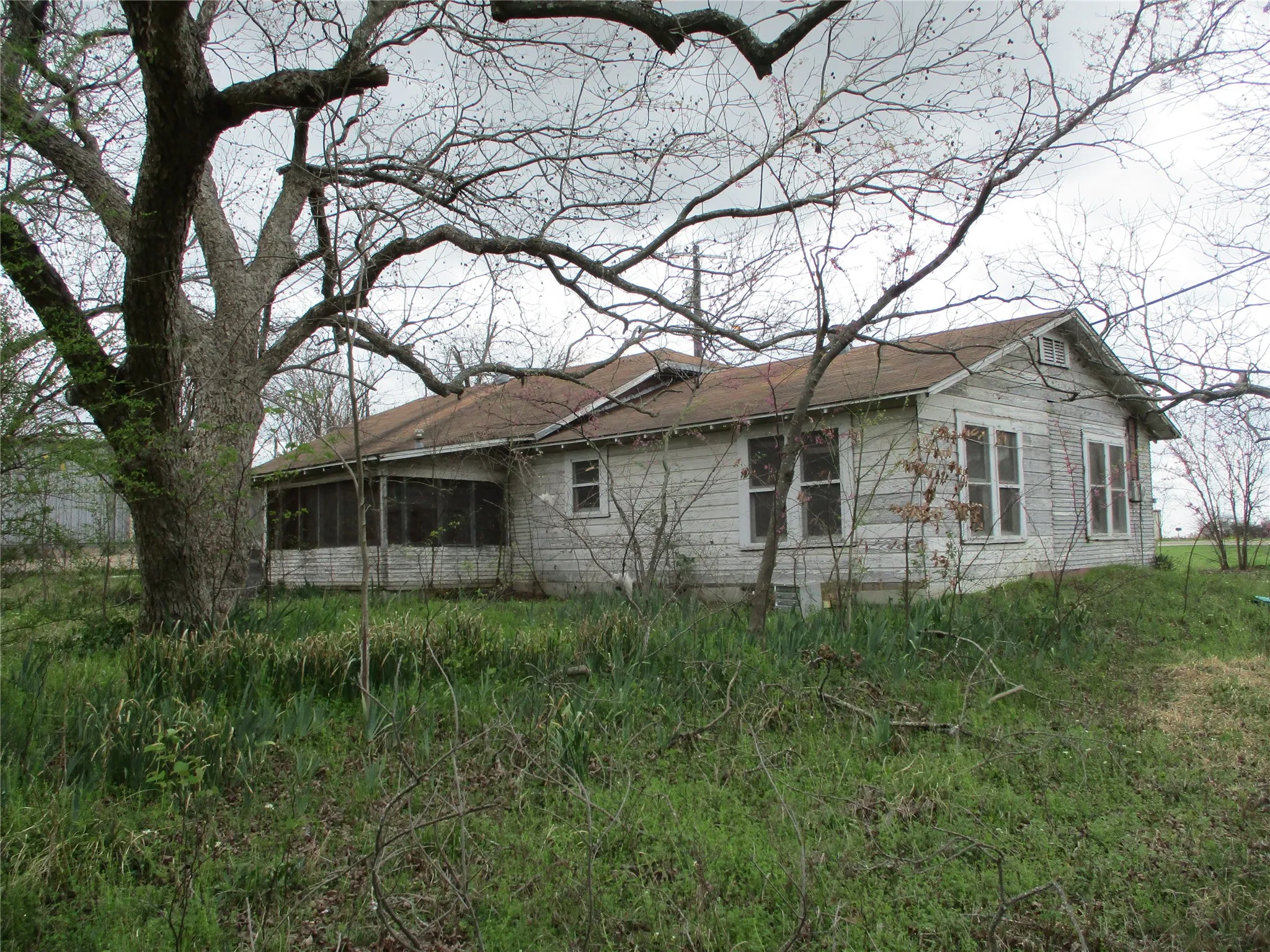 Single Family Residence For Sale in Rains County , 522 E QUITMAN Street, Emory, Texas 75440, 3 Bedroom, 1 Bathroom, Garage spaces, 1,456 Sqft, built in 1949, Preowned, mls#21204993, Real Estate Agent in Emory, Homes For Sale in Rains county, Homes For Sale in Emory, Realtor in Emory Texas, Real Estate Brokerage Independent Realty Texas, Luminita Cordes Realtor