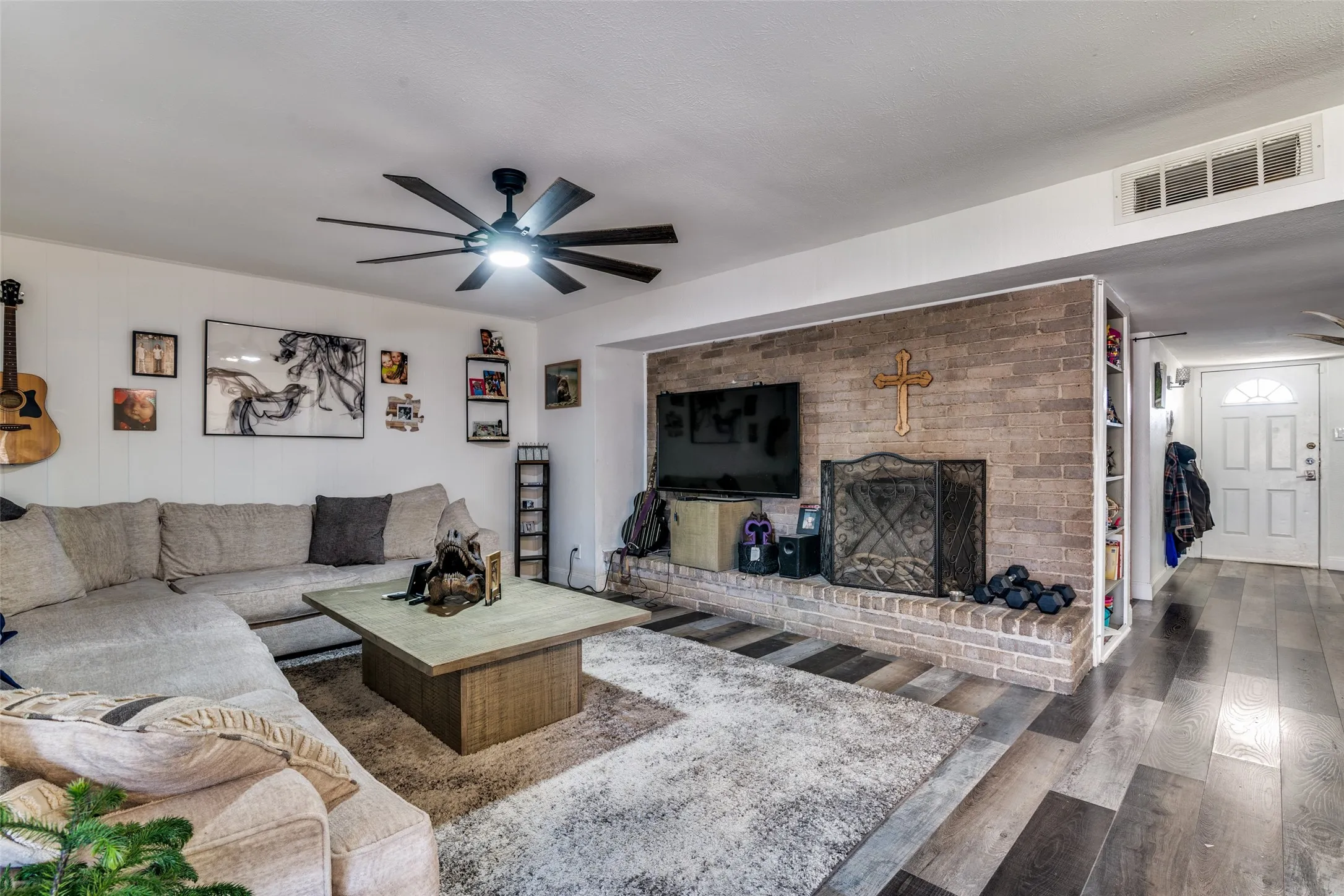 Single Family Residence For Sale in Dallas County , 5610 Magnolia Lane, Rowlett, Texas 75089, 4 Bedroom, 2 Bathroom, 2 Garage spaces, 1,760 Sqft, built in 1976, Preowned, mls#21158316, Real Estate Agent in Rowlett, Homes For Sale in Dallas county, Homes For Sale in Rowlett, Realtor in Rowlett Texas, Real Estate Brokerage Independent Realty Texas, Luminita Cordes Realtor