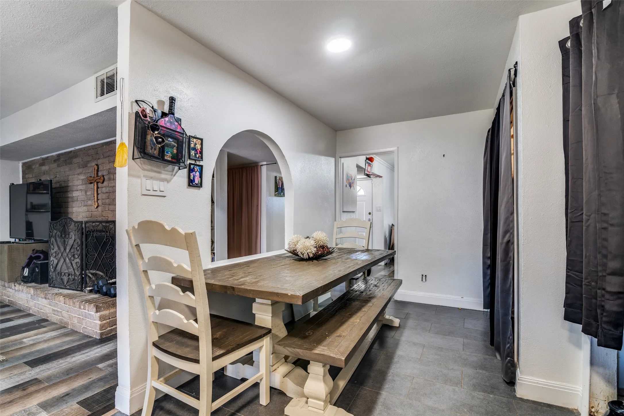 Single Family Residence For Sale in Dallas County , 5610 Magnolia Lane, Rowlett, Texas 75089, 4 Bedroom, 2 Bathroom, 2 Garage spaces, 1,760 Sqft, built in 1976, Preowned, mls#21158316, Real Estate Agent in Rowlett, Homes For Sale in Dallas county, Homes For Sale in Rowlett, Realtor in Rowlett Texas, Real Estate Brokerage Independent Realty Texas, Luminita Cordes Realtor