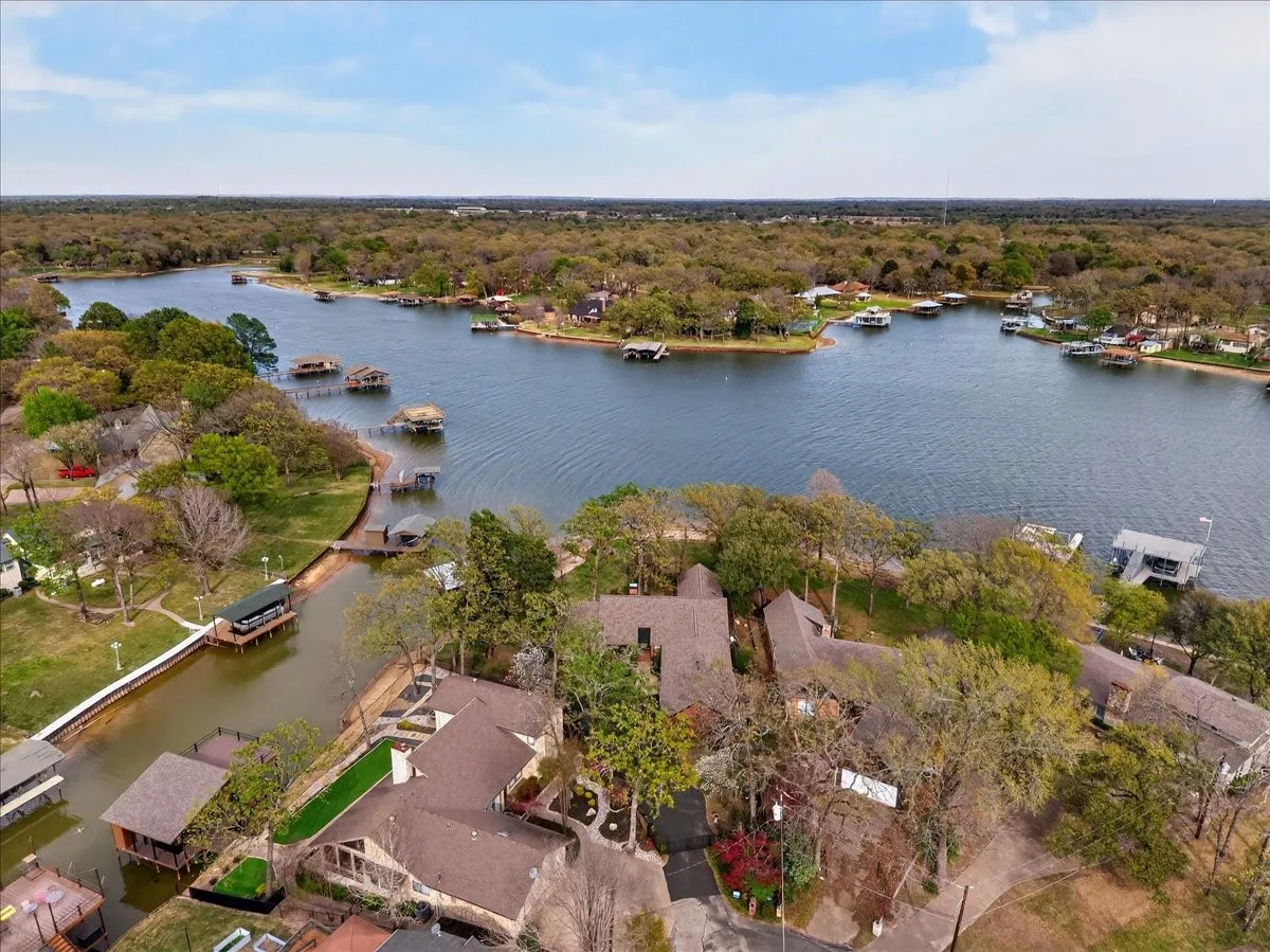 Single Family Residence For Sale in Henderson County , 125 Lark Drive, Enchanted Oaks, Texas 75156, 4 Bedroom, 3 Bathroom, 2 Garage spaces, 2,670 Sqft, built in 1984, Preowned, mls#21187394, Real Estate Agent in Enchanted Oaks, Homes For Sale in Henderson county, Homes For Sale in Enchanted Oaks, Realtor in Enchanted Oaks Texas, Real Estate Brokerage Independent Realty Texas, Luminita Cordes Realtor