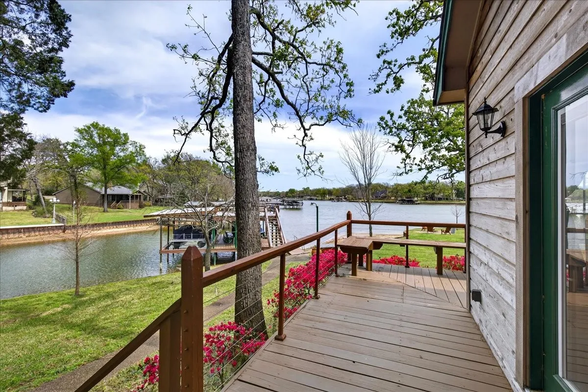 Single Family Residence For Sale in Henderson County , 125 Lark Drive, Enchanted Oaks, Texas 75156, 4 Bedroom, 3 Bathroom, 2 Garage spaces, 2,670 Sqft, built in 1984, Preowned, mls#21187394, Real Estate Agent in Enchanted Oaks, Homes For Sale in Henderson county, Homes For Sale in Enchanted Oaks, Realtor in Enchanted Oaks Texas, Real Estate Brokerage Independent Realty Texas, Luminita Cordes Realtor
