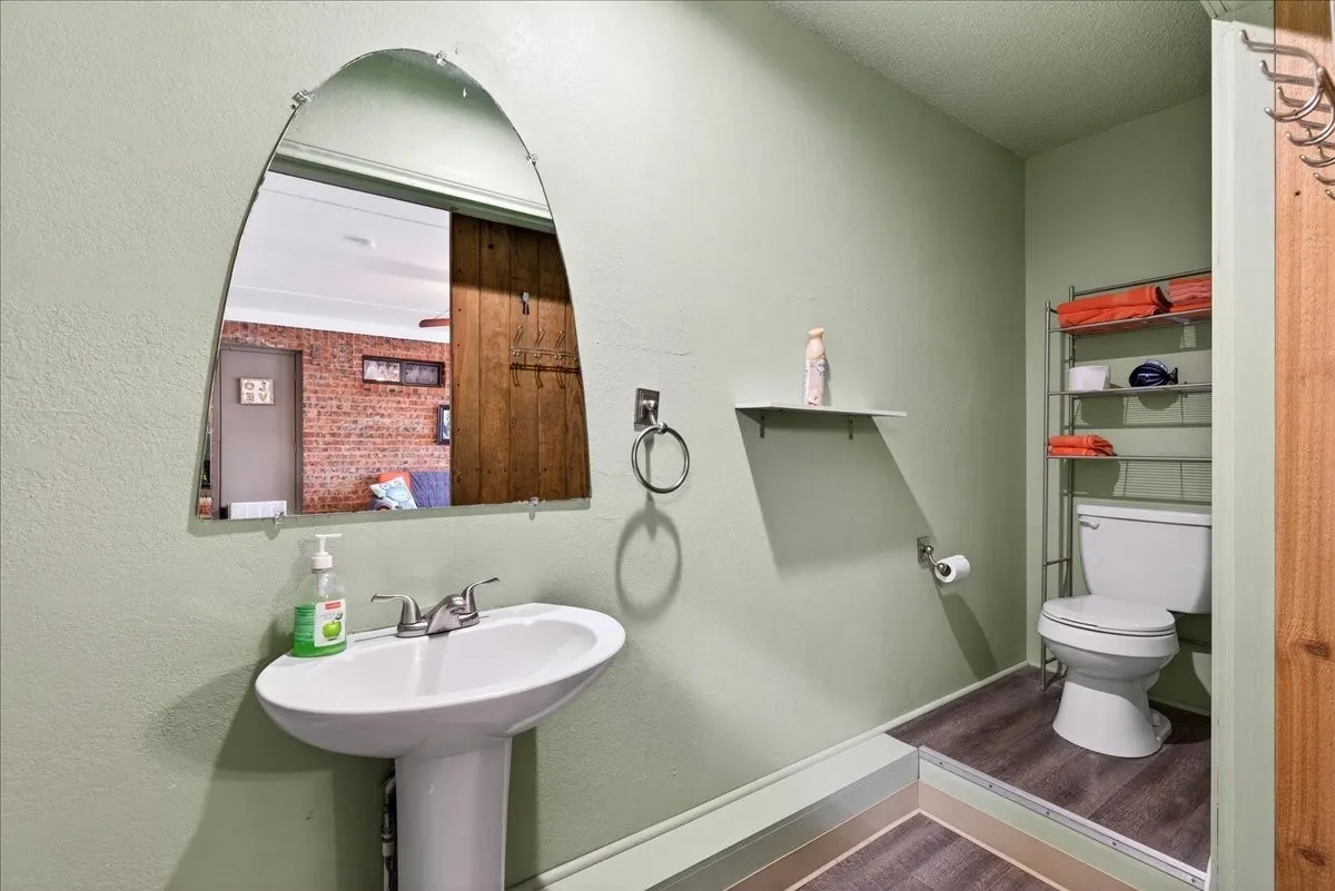 Single Family Residence For Sale in Henderson County , 125 Lark Drive, Enchanted Oaks, Texas 75156, 4 Bedroom, 3 Bathroom, 2 Garage spaces, 2,670 Sqft, built in 1984, Preowned, mls#21187394, Real Estate Agent in Enchanted Oaks, Homes For Sale in Henderson county, Homes For Sale in Enchanted Oaks, Realtor in Enchanted Oaks Texas, Real Estate Brokerage Independent Realty Texas, Luminita Cordes Realtor
