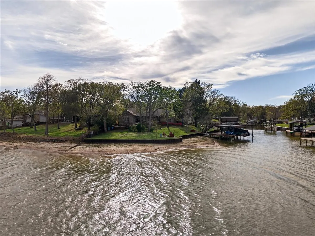 Single Family Residence For Sale in Henderson County , 125 Lark Drive, Enchanted Oaks, Texas 75156, 4 Bedroom, 3 Bathroom, 2 Garage spaces, 2,670 Sqft, built in 1984, Preowned, mls#21187394, Real Estate Agent in Enchanted Oaks, Homes For Sale in Henderson county, Homes For Sale in Enchanted Oaks, Realtor in Enchanted Oaks Texas, Real Estate Brokerage Independent Realty Texas, Luminita Cordes Realtor