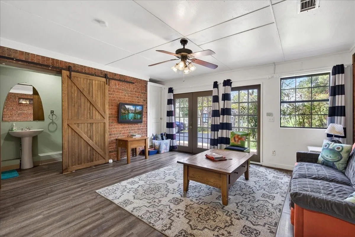 Single Family Residence For Sale in Henderson County , 125 Lark Drive, Enchanted Oaks, Texas 75156, 4 Bedroom, 3 Bathroom, 2 Garage spaces, 2,670 Sqft, built in 1984, Preowned, mls#21187394, Real Estate Agent in Enchanted Oaks, Homes For Sale in Henderson county, Homes For Sale in Enchanted Oaks, Realtor in Enchanted Oaks Texas, Real Estate Brokerage Independent Realty Texas, Luminita Cordes Realtor