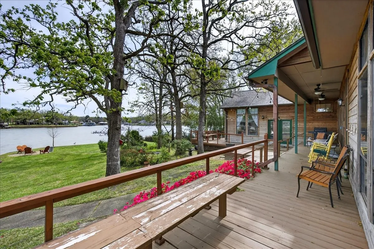 Single Family Residence For Sale in Henderson County , 125 Lark Drive, Enchanted Oaks, Texas 75156, 4 Bedroom, 3 Bathroom, 2 Garage spaces, 2,670 Sqft, built in 1984, Preowned, mls#21187394, Real Estate Agent in Enchanted Oaks, Homes For Sale in Henderson county, Homes For Sale in Enchanted Oaks, Realtor in Enchanted Oaks Texas, Real Estate Brokerage Independent Realty Texas, Luminita Cordes Realtor