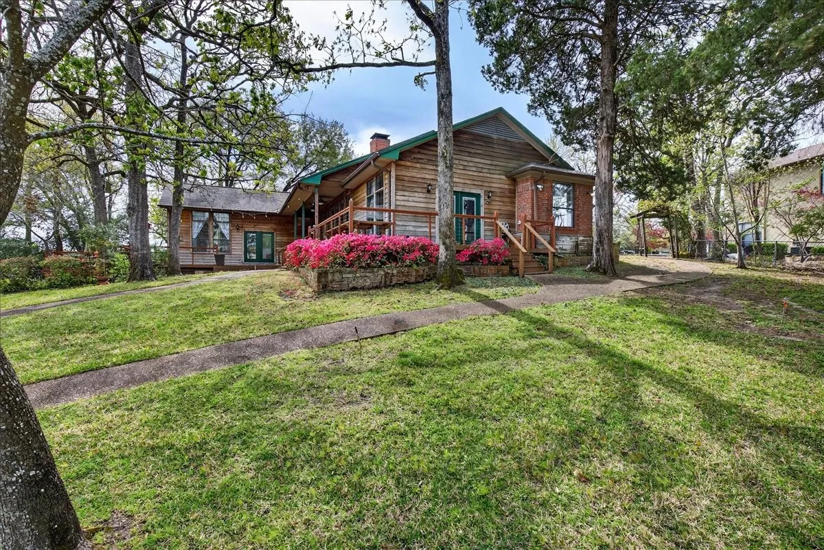 Single Family Residence For Sale in Henderson County , 125 Lark Drive, Enchanted Oaks, Texas 75156, 4 Bedroom, 3 Bathroom, 2 Garage spaces, 2,670 Sqft, built in 1984, Preowned, mls#21187394, Real Estate Agent in Enchanted Oaks, Homes For Sale in Henderson county, Homes For Sale in Enchanted Oaks, Realtor in Enchanted Oaks Texas, Real Estate Brokerage Independent Realty Texas, Luminita Cordes Realtor