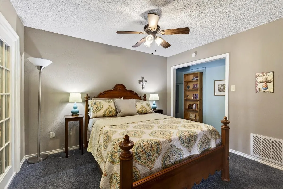 Single Family Residence For Sale in Henderson County , 125 Lark Drive, Enchanted Oaks, Texas 75156, 4 Bedroom, 3 Bathroom, 2 Garage spaces, 2,670 Sqft, built in 1984, Preowned, mls#21187394, Real Estate Agent in Enchanted Oaks, Homes For Sale in Henderson county, Homes For Sale in Enchanted Oaks, Realtor in Enchanted Oaks Texas, Real Estate Brokerage Independent Realty Texas, Luminita Cordes Realtor