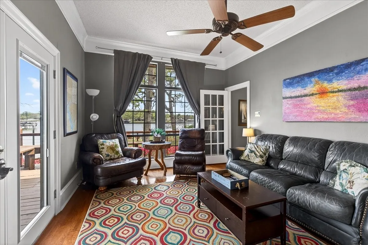 Single Family Residence For Sale in Henderson County , 125 Lark Drive, Enchanted Oaks, Texas 75156, 4 Bedroom, 3 Bathroom, 2 Garage spaces, 2,670 Sqft, built in 1984, Preowned, mls#21187394, Real Estate Agent in Enchanted Oaks, Homes For Sale in Henderson county, Homes For Sale in Enchanted Oaks, Realtor in Enchanted Oaks Texas, Real Estate Brokerage Independent Realty Texas, Luminita Cordes Realtor