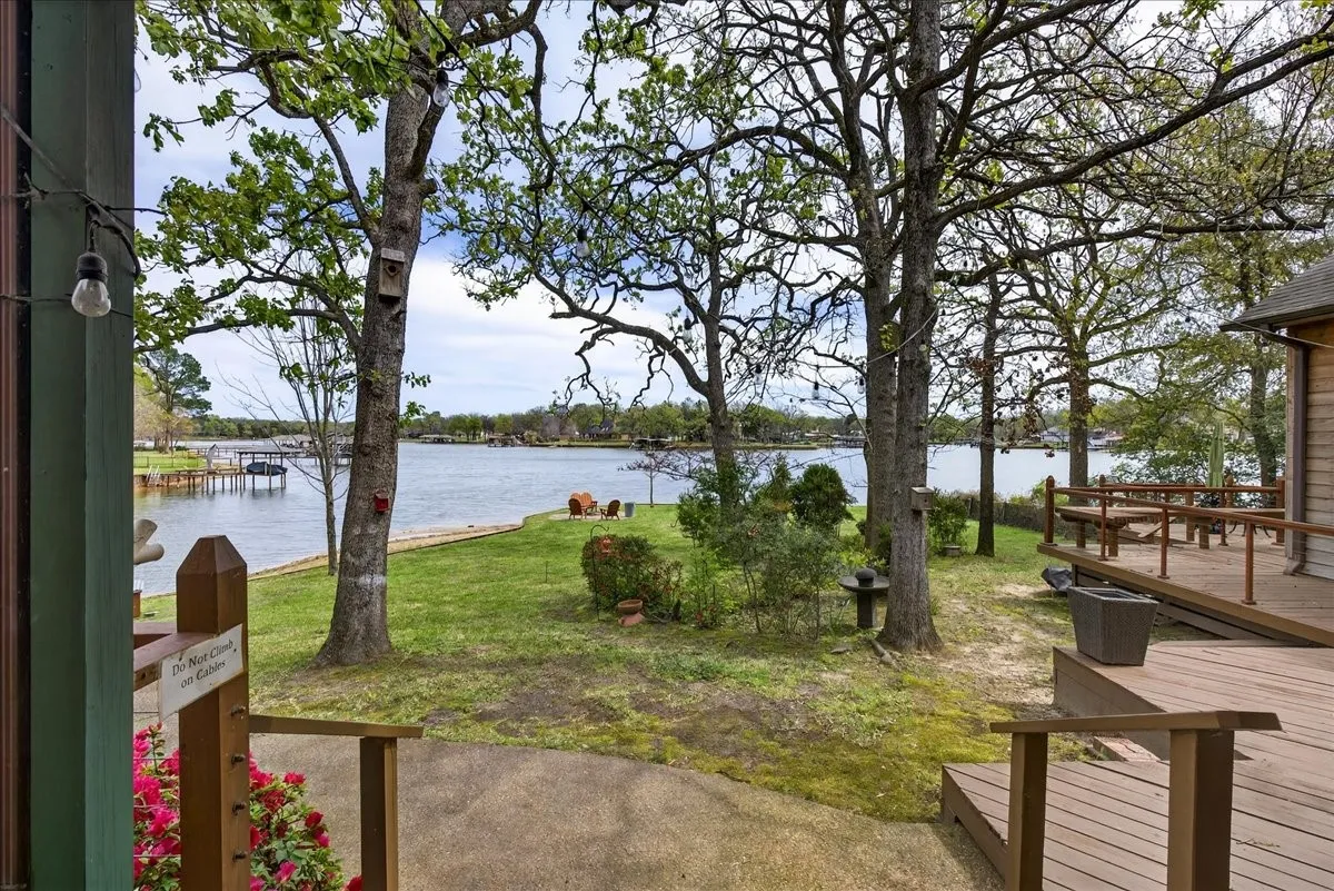 Single Family Residence For Sale in Henderson County , 125 Lark Drive, Enchanted Oaks, Texas 75156, 4 Bedroom, 3 Bathroom, 2 Garage spaces, 2,670 Sqft, built in 1984, Preowned, mls#21187394, Real Estate Agent in Enchanted Oaks, Homes For Sale in Henderson county, Homes For Sale in Enchanted Oaks, Realtor in Enchanted Oaks Texas, Real Estate Brokerage Independent Realty Texas, Luminita Cordes Realtor