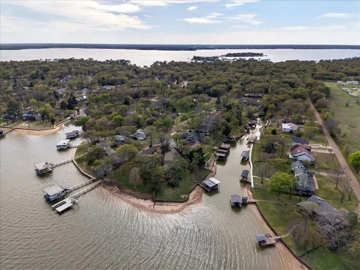 Single Family Residence For Sale in Henderson County , 125 Lark Drive, Enchanted Oaks, Texas 75156, 4 Bedroom, 3 Bathroom, 2 Garage spaces, 2,670 Sqft, built in 1984, Preowned, mls#21187394, Real Estate Agent in Enchanted Oaks, Homes For Sale in Henderson county, Homes For Sale in Enchanted Oaks, Realtor in Enchanted Oaks Texas, Real Estate Brokerage Independent Realty Texas, Luminita Cordes Realtor