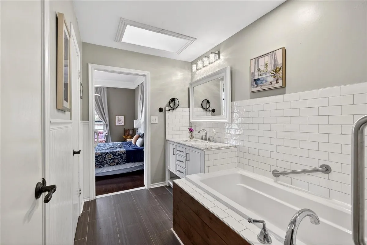 Single Family Residence For Sale in Henderson County , 125 Lark Drive, Enchanted Oaks, Texas 75156, 4 Bedroom, 3 Bathroom, 2 Garage spaces, 2,670 Sqft, built in 1984, Preowned, mls#21187394, Real Estate Agent in Enchanted Oaks, Homes For Sale in Henderson county, Homes For Sale in Enchanted Oaks, Realtor in Enchanted Oaks Texas, Real Estate Brokerage Independent Realty Texas, Luminita Cordes Realtor