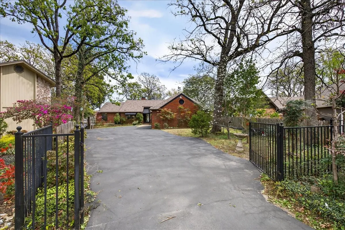 Single Family Residence For Sale in Henderson County , 125 Lark Drive, Enchanted Oaks, Texas 75156, 4 Bedroom, 3 Bathroom, 2 Garage spaces, 2,670 Sqft, built in 1984, Preowned, mls#21187394, Real Estate Agent in Enchanted Oaks, Homes For Sale in Henderson county, Homes For Sale in Enchanted Oaks, Realtor in Enchanted Oaks Texas, Real Estate Brokerage Independent Realty Texas, Luminita Cordes Realtor