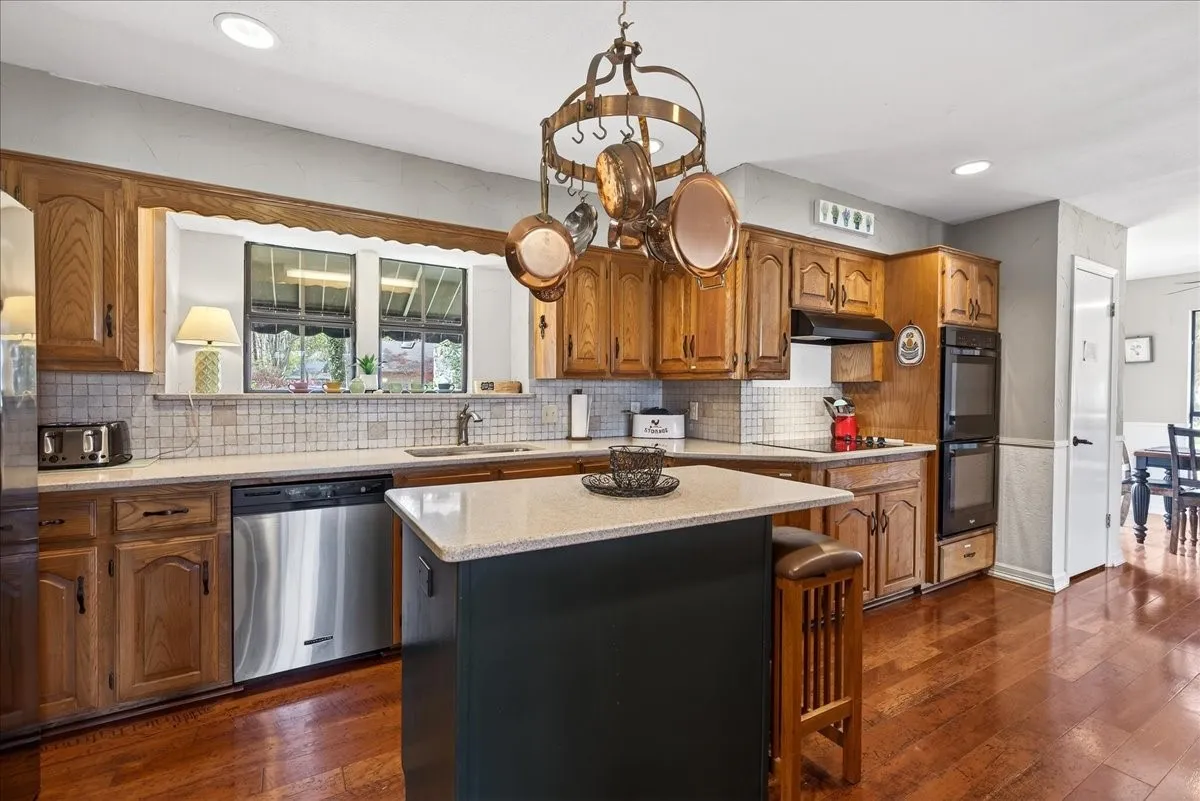 Single Family Residence For Sale in Henderson County , 125 Lark Drive, Enchanted Oaks, Texas 75156, 4 Bedroom, 3 Bathroom, 2 Garage spaces, 2,670 Sqft, built in 1984, Preowned, mls#21187394, Real Estate Agent in Enchanted Oaks, Homes For Sale in Henderson county, Homes For Sale in Enchanted Oaks, Realtor in Enchanted Oaks Texas, Real Estate Brokerage Independent Realty Texas, Luminita Cordes Realtor