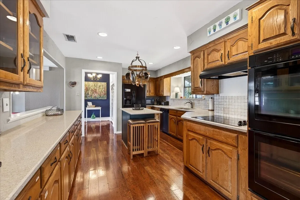 Single Family Residence For Sale in Henderson County , 125 Lark Drive, Enchanted Oaks, Texas 75156, 4 Bedroom, 3 Bathroom, 2 Garage spaces, 2,670 Sqft, built in 1984, Preowned, mls#21187394, Real Estate Agent in Enchanted Oaks, Homes For Sale in Henderson county, Homes For Sale in Enchanted Oaks, Realtor in Enchanted Oaks Texas, Real Estate Brokerage Independent Realty Texas, Luminita Cordes Realtor