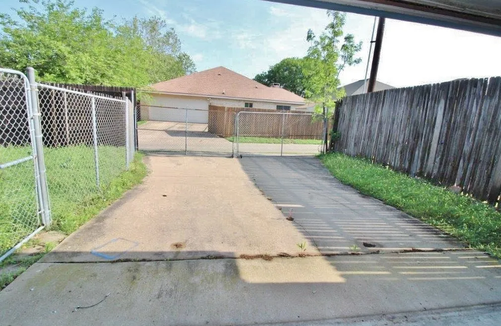 Single Family Residence For Rent in Dallas County , 1019 Cedar Run Drive, Duncanville, Texas 75137, 3 Bedroom, 2 Bathroom, 2 Garage spaces, 1,469 Sqft, built in 1985, Preowned, mls#21205140, Real Estate Agent in Duncanville, Homes For Rent in Dallas county, Homes For Rent in Duncanville, Realtor in Duncanville Texas, Real Estate Brokerage Independent Realty Texas, Luminita Cordes Realtor