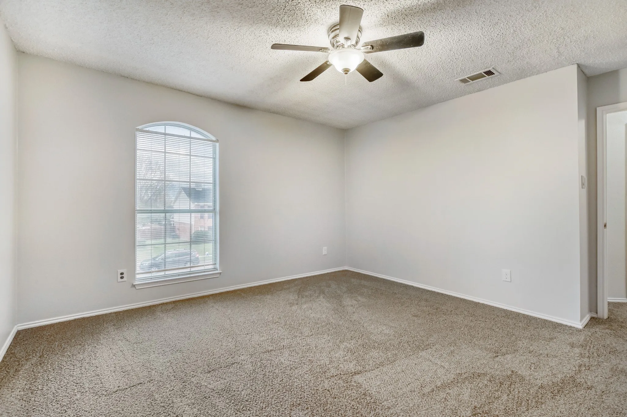 Single Family Residence For Sale in Denton County , 2112 Meadowview Drive, Corinth, Texas 76210, 4 Bedroom, 3 Bathroom, 2 Garage spaces, 3,056 Sqft, built in 1993, mls#21181551, Real Estate Agent in Corinth, Homes For Sale in Denton county, Homes For Sale in Corinth, Realtor in Corinth Texas, Real Estate Brokerage Independent Realty Texas, Luminita Cordes Realtor