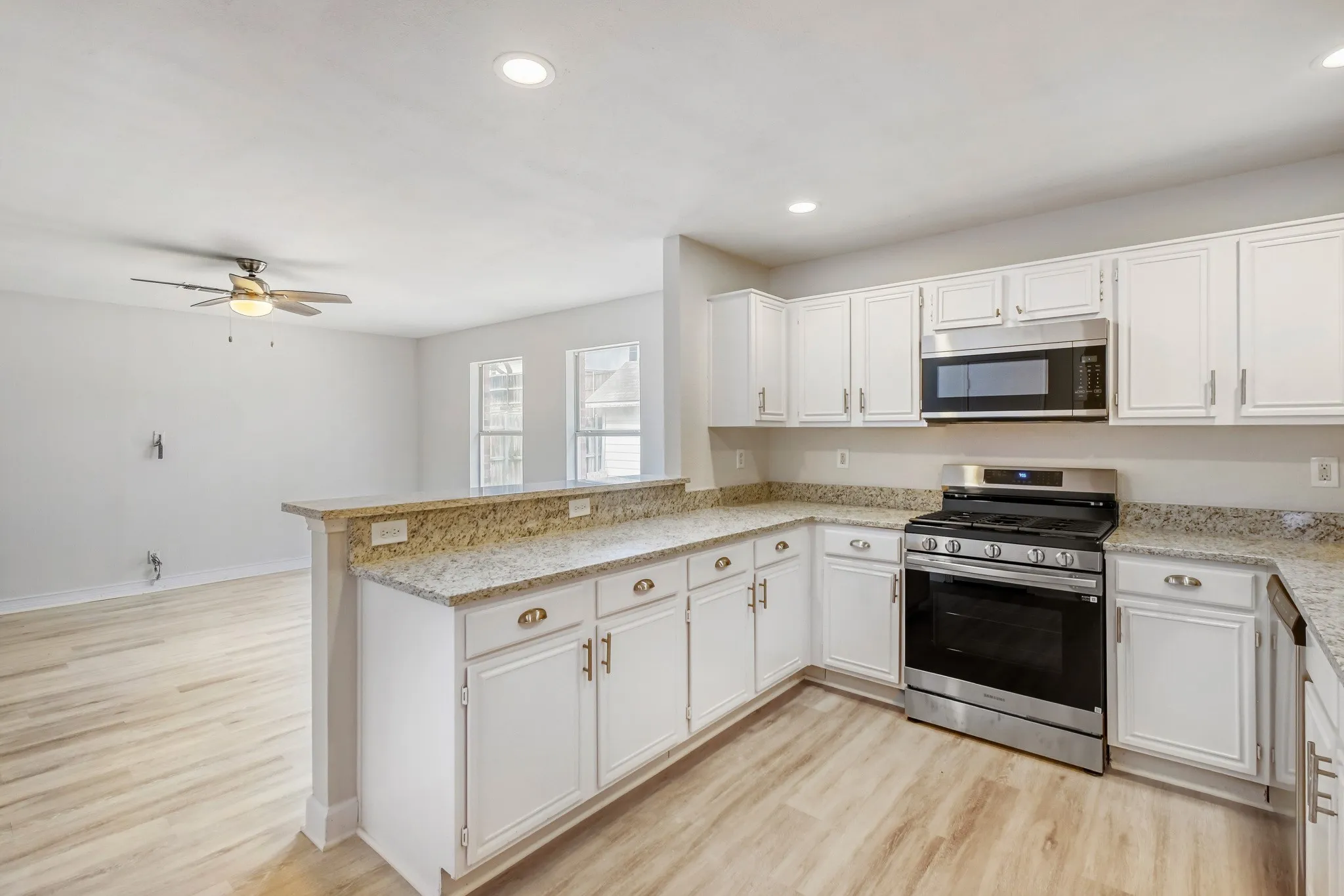 Single Family Residence For Sale in Denton County , 2112 Meadowview Drive, Corinth, Texas 76210, 4 Bedroom, 3 Bathroom, 2 Garage spaces, 3,056 Sqft, built in 1993, mls#21181551, Real Estate Agent in Corinth, Homes For Sale in Denton county, Homes For Sale in Corinth, Realtor in Corinth Texas, Real Estate Brokerage Independent Realty Texas, Luminita Cordes Realtor